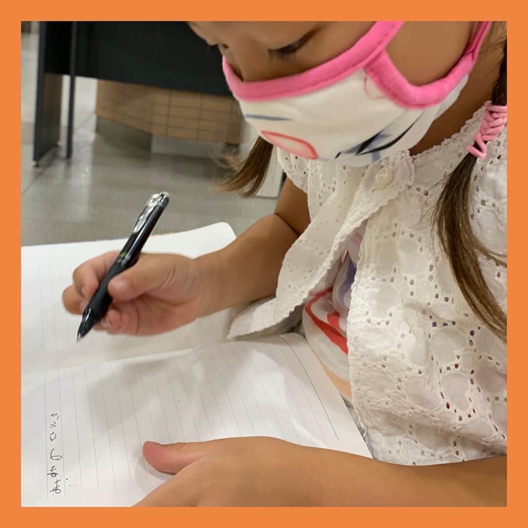 伊藤孝恵さんのインスタグラム写真 - (伊藤孝恵Instagram)「「みみのけんさ」と病院の待合で日記を書く5歳。今日は標準純音聴力検査に加え、自発耳音響放射（SOAEs）と耳音響放射（OAE）検査で耳の聞こえをチェックし、補聴器を購入するために来院。  が…  生活に支障を来たさないほどに聴力が回復しているとの診断。 夫と2人「えっ？」と大きな声をあげてしまいました。そんな事ってあるのだろうか。  ただやはり左耳の有毛細胞の働き、内耳聴覚機能の出力レベルが正常値ではなかったため半年後の再検査となりました。といってもこれは治療出来るものではなく、来年1年生になったら教室のどの席に座ったらいいか等、次女が己の耳でこれから生きていくためのコツを教えて頂くのだとか。  告知の仕方って大切です。 産後4日目にナースセンターに呼び出され、廊下で突然「あなたの赤ちゃんは聴覚スクリーニング検査で何度やってもリファーが出ます。うちの病院では初めてのリファーなのでよく分かりませんが、99%の確率でこの子は左耳が聞こえません」と医師に告知された時、私はひどく落ち込み、自分を責めました。産後うつだったのか、本当に眠れず、色々色々考えました。私以外の人が皆、幸せそうにみえる産婦人科病棟から一刻も早く退院したかった。  今日お世話になった先生はママであり（子どもの不安を和らげる検査の技はさすが）私の性質を一瞬で見抜いた伝え方で、かくも違うものかと驚いています。  障がいは受け止めるものでも乗り越えるものでもありません。ただそこにあるもので、ただただ愛しい我が子です。 彼女の耳がなければ、私は立候補することもありませんでした。私に沢山の仲間を、感情を、世界を、教えてくれた次女に感謝しつつ！また半年後にご報告します！  #愛しい我が子 #先天性 #一側性難聴  #耳の検査  #告知  #伝え方で変わる  #5歳女の子 #子供マスク #参議院議員 #2児の母 #子育て #女の子ママ #伊藤孝恵」8月29日 9時55分 - itotakae
