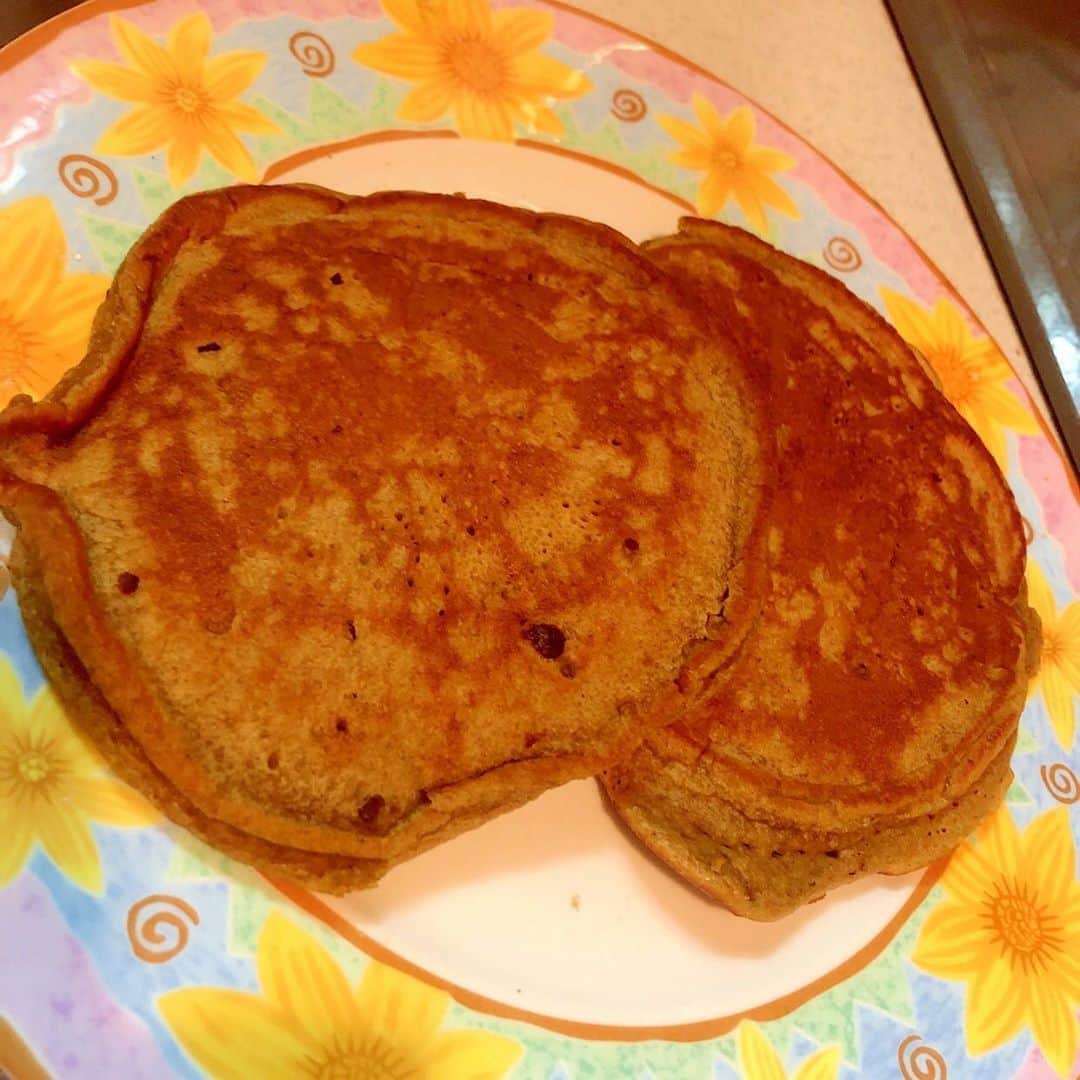 のインスタグラム：「買ったプロテイン(チョコ味)が美味しくなさすぎて、どうにかして消費したくてアレンジ(＞＜) 最近は毎朝プロテイン入りパンケーキです。笑  #プロテイン #アレンジ #パンケーキ」