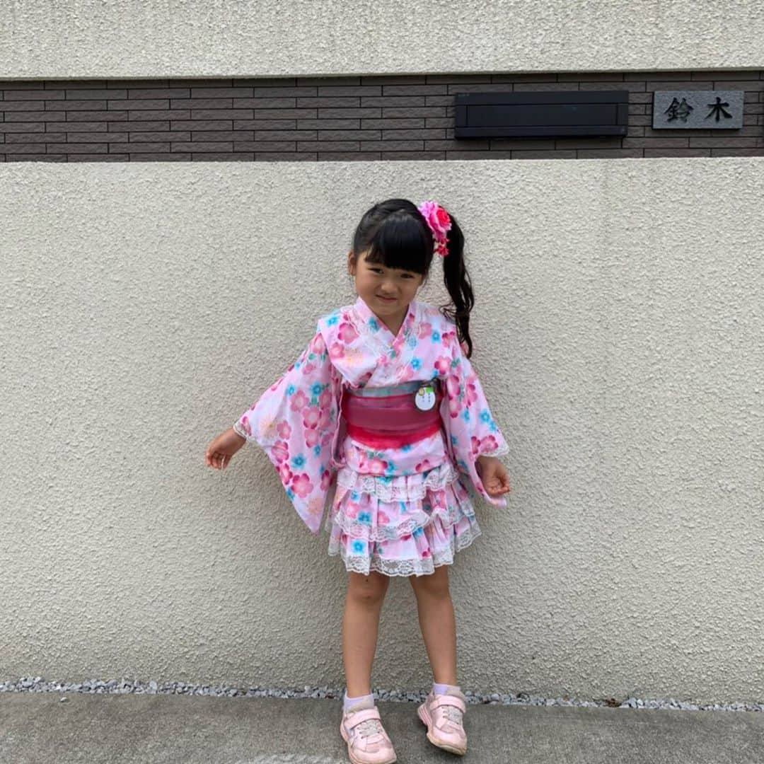 鈴木桂治さんのインスタグラム写真 - (鈴木桂治Instagram)「子供たちの夏休み。 友達家族と川に行ってバーベキューして、水の冷たさに泣き出す長男。 次女の七五三の写真撮影に行き、可愛さにびっくり。笑 幼稚園のお祭りが中止となりましたが、園児だけでごっこをしたみたいで！浴衣で行ったり、何かを持って帰ってきたり。チョコバナナらしい😁 近所の公園で近所の友達と花火。 夏休みらしいことはあまりしてやれなかったけど、一緒にいることが一番。 幼稚園も始まり、柔道部も集合となるので、日常に戻ります。 #夏休み #山、川、BBQ #花火 #summer #vacation #suzukifamily」8月29日 10時03分 - gk.kizuna