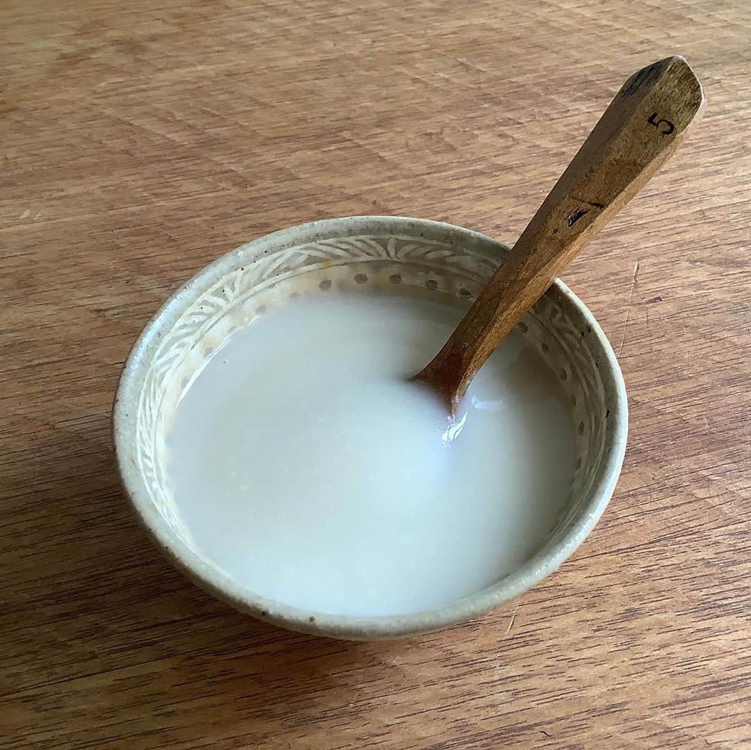 手紙社さんのインスタグラム写真 - (手紙社Instagram)「【 GOOD MEETING：発酵食生活をはじめたい方へ、まずは塩麹がおすすめです！】﻿ ぬか漬け、味噌、塩麹など、栄養たっぷりで身体に良く、旨みが凝縮された「発酵食品」。毎日習慣的に摂取することで、健康維持に繋がると言われている日本の伝統的な食品です。でも続けるためには何から始めれば良い？　これから発酵食生活を始めたい方に、ぜひご参加いただきたい番組です！﻿ ﻿ この番組では、『発酵食をはじめよう』、『ぬか漬けの教科書』の著者・塩山奈央さんが、日常に取り入れやすい発酵食の一つ、「塩麹」の作り方と使い方の基本を伝授し、発酵食を続けるための“コツ”をお話します。料理に少し加えるだけで、お酒にもご飯にも合うコク旨アレンジレシピも披露しますよ！　﻿ ﻿ ＜塩山奈央「塩麹で発酵食を続けよう！」開催概要＞﻿ 日時：9月5日（土）10:00～11:00﻿ 参加費：一般 ¥1,500（税込）/ 部員 ¥1,400（税込） ﻿ 申込み：受付中！/ 9月5日（土）8:00 締切﻿ ﻿ ▶︎詳しくは「@tegamisha」プロフィールのハイライト「GOOD MEETING」より公式サイトへ！　 CALENDERより「9/5（土）10:00〜『塩麹で発酵食を続けよう！』」をチェック！﻿ ﻿ ◎GOOD MEETINGってどんな場所？﻿ 手紙社が敬愛する作り手やお店のオーナー、書き手やパフォーマー、あらゆるジャンルの気になる方々をナビゲーターにお迎えして、Zoom上で講座やワークショップ、部活動的な集い、暮らしにまつわる情報交換を行う場です。﻿ ﻿ #手紙社#手紙舎#tegamisha#GOODMEETING#グッドミーティング#zoom#zoomレッスン#zoom講座#オンライン講座#オンラインイベント#オンライン#オンライン配信#オンライン開催#オンラインレッスン#リモート#塩麹#麹#塩麹作り﻿ #ぬか床#ぬか漬け#塩山奈央#ぬか漬けの教科書#発酵食#発酵#発酵食品﻿」8月29日 9時58分 - tegamisha