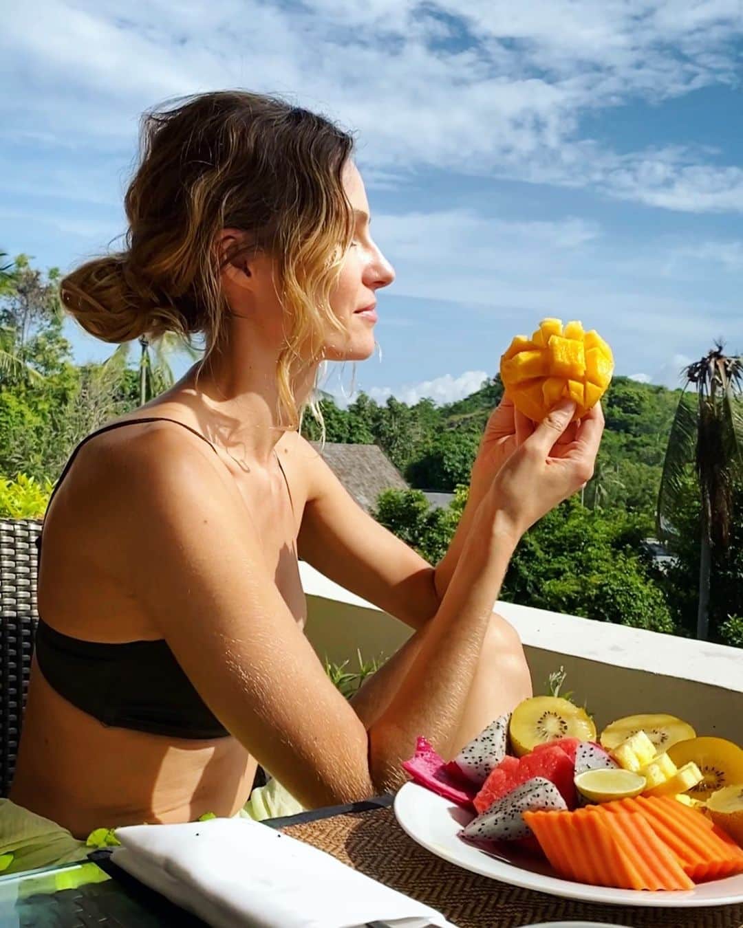 ヴァレンティナ・ゼリャヴァのインスタグラム：「Fruits are gifts of Nature 🌿 so good for you and delicious 😋❤️   #fruits #plantbased #love」