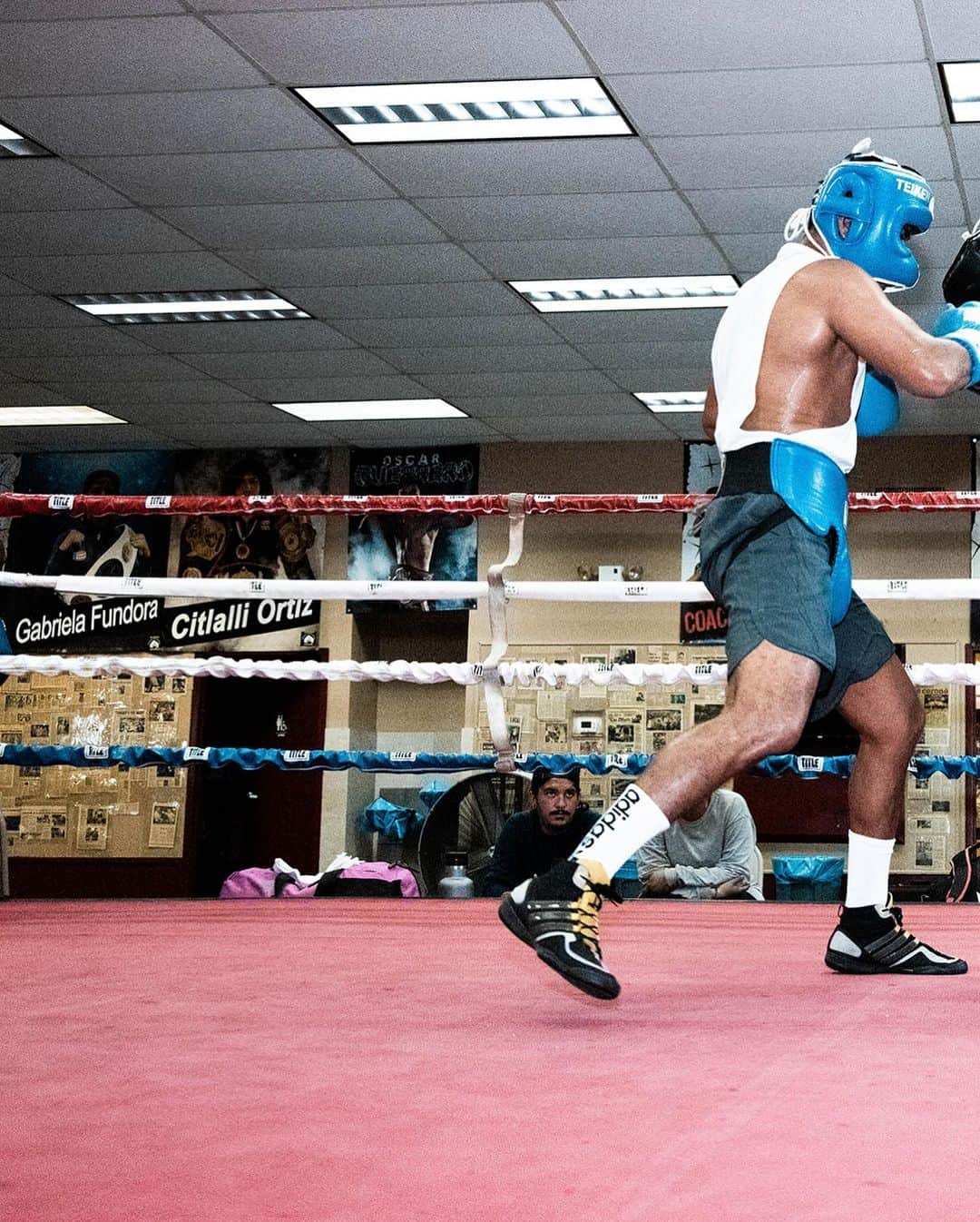 ローマン・ゴンサレスのインスタグラム：「“Si no escalas la montaña jamás podrás disfrutar el paisaje.” Pablo Neruda #teamchocolatito #teiken #wba #wbc #boxeo #box #guanteo #leon #fantastico #sammy #hermanos #familia #guanteo #sparring #vamospormas #undiaalavez #cristoteama #campamento #coachella #teamcaballero #leeespinoza #bendiciones #NoMeSeRajar 📸 @santosliz_」