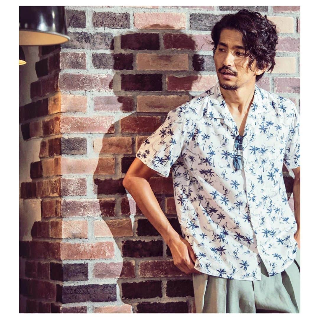 のインスタグラム：「Feeling summer ﻿ ﻿ ﻿ 8月最後の週末スタート　﻿ ﻿ まだまだ日中は暑いけど、﻿ 朝晩は気持ちの良い空気になって来たね🍃﻿ ﻿ ﻿ 基本的にTシャツloverですが、﻿ このくらいの季節になると、﻿ シャツを羽織る余裕が出てきますね﻿ ﻿ ﻿ 大人の柄シャツコーデが載ってるので、 @sanyo_style_magazine 見てみてねー😊﻿ ﻿ ﻿ #sanyostylemagazine #fashion #suitsstyle #setupstyle #mensfashion #mackintoshphilosophy #fashion #model #surfer #actor #beachtree ﻿ #サンヨースタイルマガジン #スーツスタイル #柄シャツ #メンズコーデ #大人ファッション #秋コーデ #モデル #サーファー #俳優 #男性美容家 #ビーチツリー #幸太を探せ ﻿ #夏好き﻿ #高塩崇宏 #スタイリスト  #大崎文菊 ディレクター」