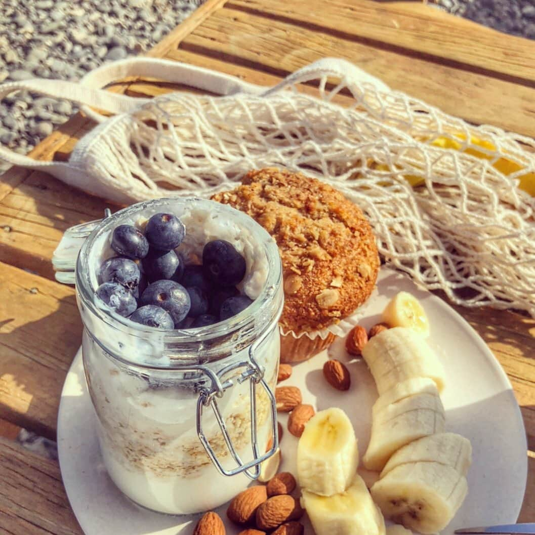 広瀬ななのインスタグラム：「Brekky🌿 ・ 以前は夜ご飯も遅かったりで朝ごはんすきっぷ🏃‍♀️が多かったけど、 最近は朝ごはんしっかりめ！ これはきれい目に撮ったけど、いつもはオートミール入りヨーグルトにそのままボロンとバナナ入れて好きなもの入れてむさぼってます。🤓 昔よく母が作ってくれたオーバーナイトオーツ、前日夜にヨーグルトにオートミールいれて冷蔵庫でふやかしたら朝完成！ ・ #朝ごはん #バナナ #アーモンド #シナモンマフィン #オーバーナイトオーツ #へるしーごはん 風」