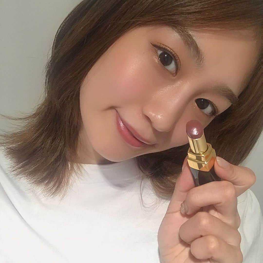 のインスタグラム：「((9月メイク))🍁  そろそろ秋の季節だからメイクも少しずつ変化💫 色味も明るめ〜深めに！ 流行りの色は私的...🤔💭  ＊ゴールドイエロー ＊テラコッタ系のオレンジブラウン  らへんが来るのかな？って 思いながらコスメ選んでます✨  ＊そんな今日のメイクは...＊  ▶︎#CHANEL #リップ #ココフラッシュ56 この色ずっと欲しかった人気色💄 夏前にネットで見てて 秋メイクにぴったり！と思っていたんだけど、、、 やはり実際色味見ないと買えないな〜🤔と。 今秋メイク用品が出てきてて、 色々目星付けて店舗で実際見てみたら CHANELのリップが安定して肌に馴染むし、 ココフラッシュのシアー感が最高なんだよね。 グロス要らないくらい潤ってる感出してくれる。 CHANELのリップの色で迷ったら、 この一本持っておくと良いかも✨  ▶︎#NARS #チーク #NARS4078  マキアの2020年上半期チーク部門1位🧡 光沢あり、艶ありで、 ハイライトとしても活用でき、 他のマットよりのものと混ぜて 使用することもできちゃう！ この絶妙カラーならではの使い方が できる万能チーク🧡🧡🧡  #美容#メイク#秋メイク #いいね返し」