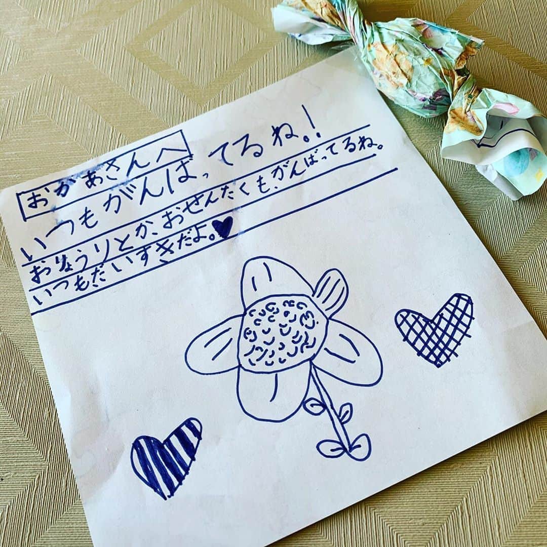 都竹悦子さんのインスタグラム写真 - (都竹悦子Instagram)「洗濯物を干してリビングに戻ると、 食卓の私の席に 娘がお手紙を置いていてくれた。  元気でるわー🥰  #6歳8カ月 #愛おしくて　#毎日が　#宝物」8月29日 10時29分 - etsukotsuzuku