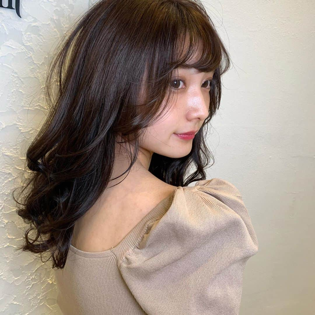 林愛莉さんのインスタグラム写真 - (林愛莉Instagram)「久々わかばさんカラーカット❤︎  FEERIEさんは絶妙なオトナラブリーに仕上げて下さるから好き！笑  会社から徒歩5分くらいで着くので平日でも駆け込める🥺 社会人になってしばらく美容室難民だったので助かりました笑  仕事帰りマスクで顔面ボロボロの中、急いで直して久々撮影。 衣装も何パターンか撮って貰ったからまた載せる👀(最近ネタが無いの」8月29日 10時22分 - rinairi_0127