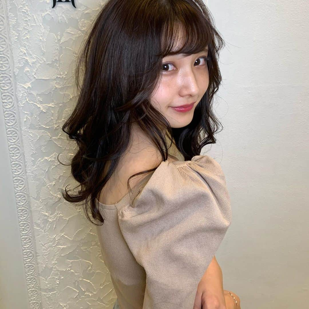 林愛莉さんのインスタグラム写真 - (林愛莉Instagram)「久々わかばさんカラーカット❤︎  FEERIEさんは絶妙なオトナラブリーに仕上げて下さるから好き！笑  会社から徒歩5分くらいで着くので平日でも駆け込める🥺 社会人になってしばらく美容室難民だったので助かりました笑  仕事帰りマスクで顔面ボロボロの中、急いで直して久々撮影。 衣装も何パターンか撮って貰ったからまた載せる👀(最近ネタが無いの」8月29日 10時22分 - rinairi_0127