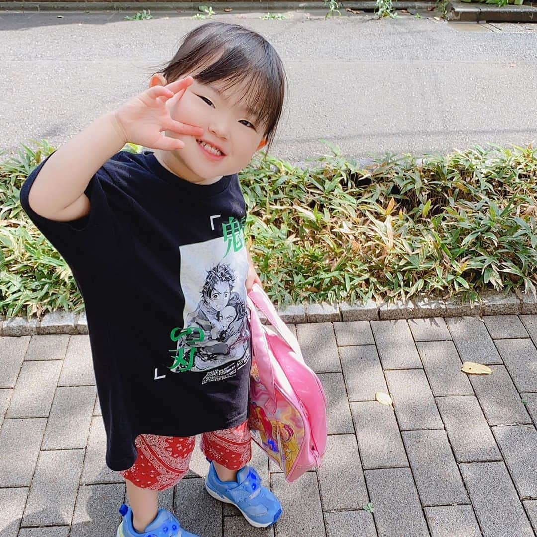 高村凛のインスタグラム：「鬼滅の刃Tシャツ👔  昨日、ユニクロコラボ第二弾が発売されたので、買ってみました❣️ えれちゃん、サイズ大きめだけど張り切って着てます💕  りおお姉ちゃんとお揃い😊  #鬼滅の刃 #鬼滅の刃コラボtシャツ」