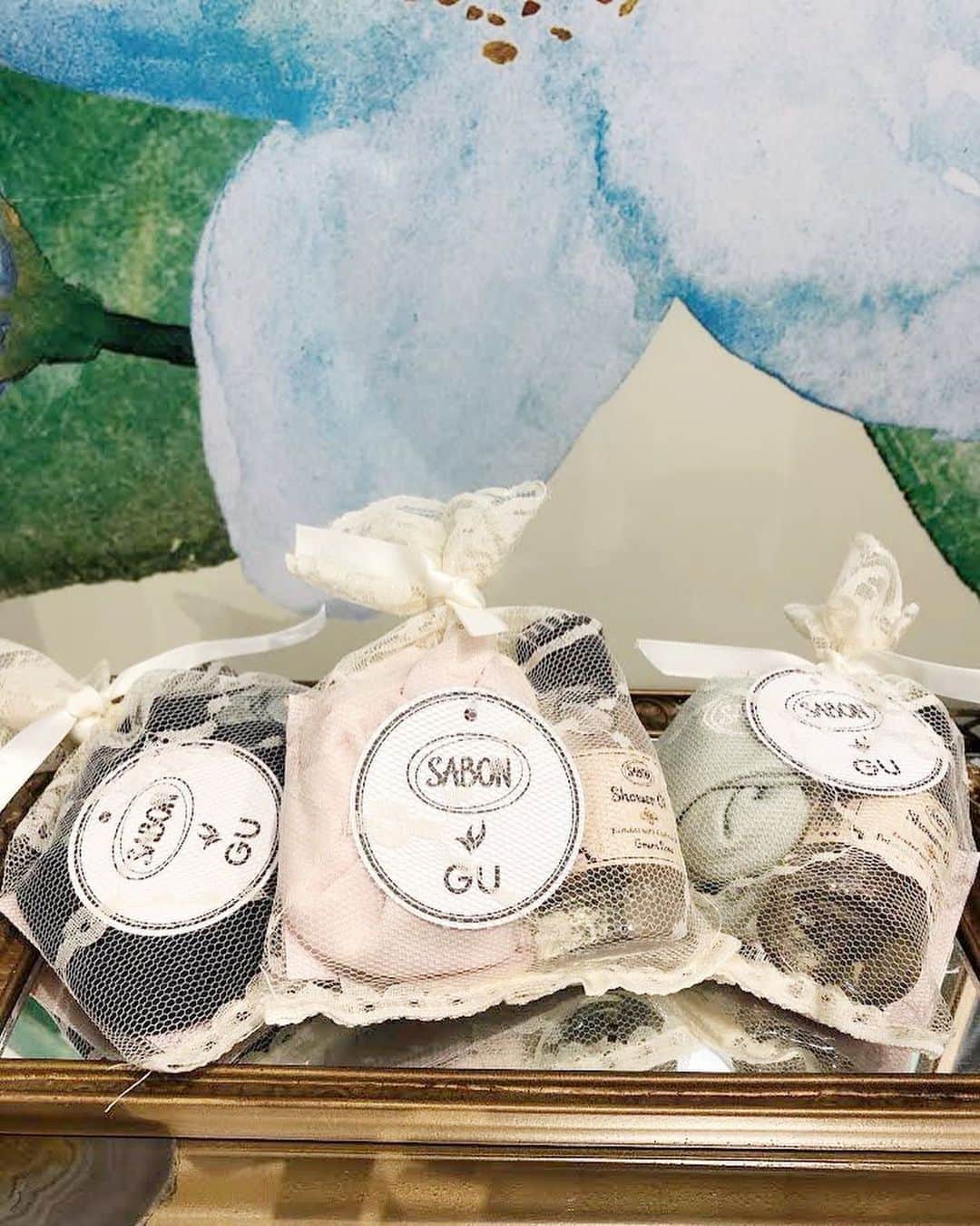 shizuka.watanabeさんのインスタグラム写真 - (shizuka.watanabeInstagram)「♡♡♡ ・ ・ GU STYLE STUDIO（原宿店）で SABON×GUのポップアップイベントが開催中だよー❗️ ・ 子供たちと覗いてきただけど 可愛い〜！可愛い〜！ってずっと言ってましたよ🙌 ・ ・ 8月28（金）～8月30日（日）の明日まで。 スペシャルノベルティとして、2点以上購入された方先着30名様にオリジナルシュシュとSABONのシャワーオイルのミニサイズ（50ml）もプレゼントしてくれるそう🎁 ・ パジャマと同じ色のシュシュでとっても可愛い💕 ・ ・ GU STYLE STUDIOは店内も広くて見やすくて 大好きな店舗！！ ・ 昨日帰ってきて見てきた商品を ネットでポチポチ注文したので届くのが楽しみだ！！ ・ ・ ・ ・ #GUPR #GUとSABONのしっとりアロエ#gustylestudio #ジーユー　#GU #アロエパジャマ #sabon #サボン　@gu_global #パジャマ　#ルームウエア　#roomwear @sabon_japan #ジーユー　#gu原宿 #SABON」8月29日 10時38分 - shizuka.watanabe
