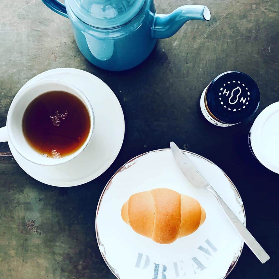 大草直子さんのインスタグラム写真 - (大草直子Instagram)「憧れのペリカンのロールパン。濃い目の紅茶とこれだけでごちそう。焼かずに、そして一応用意はしたがバターも塗らず、そのままパクリ。ひなこと２人の静かな朝ごはん。ありがとね、 @ritsukomochizuki ♡ #この後目玉焼きと #プリマの香薫を３本 #食べましたよ #あもずくスープも #もずくスープを下さった #親切な方 #DM頂けないでしょうか #お礼を申し上げたく #今日はゆっくりのんびり」8月29日 10時38分 - naokookusa