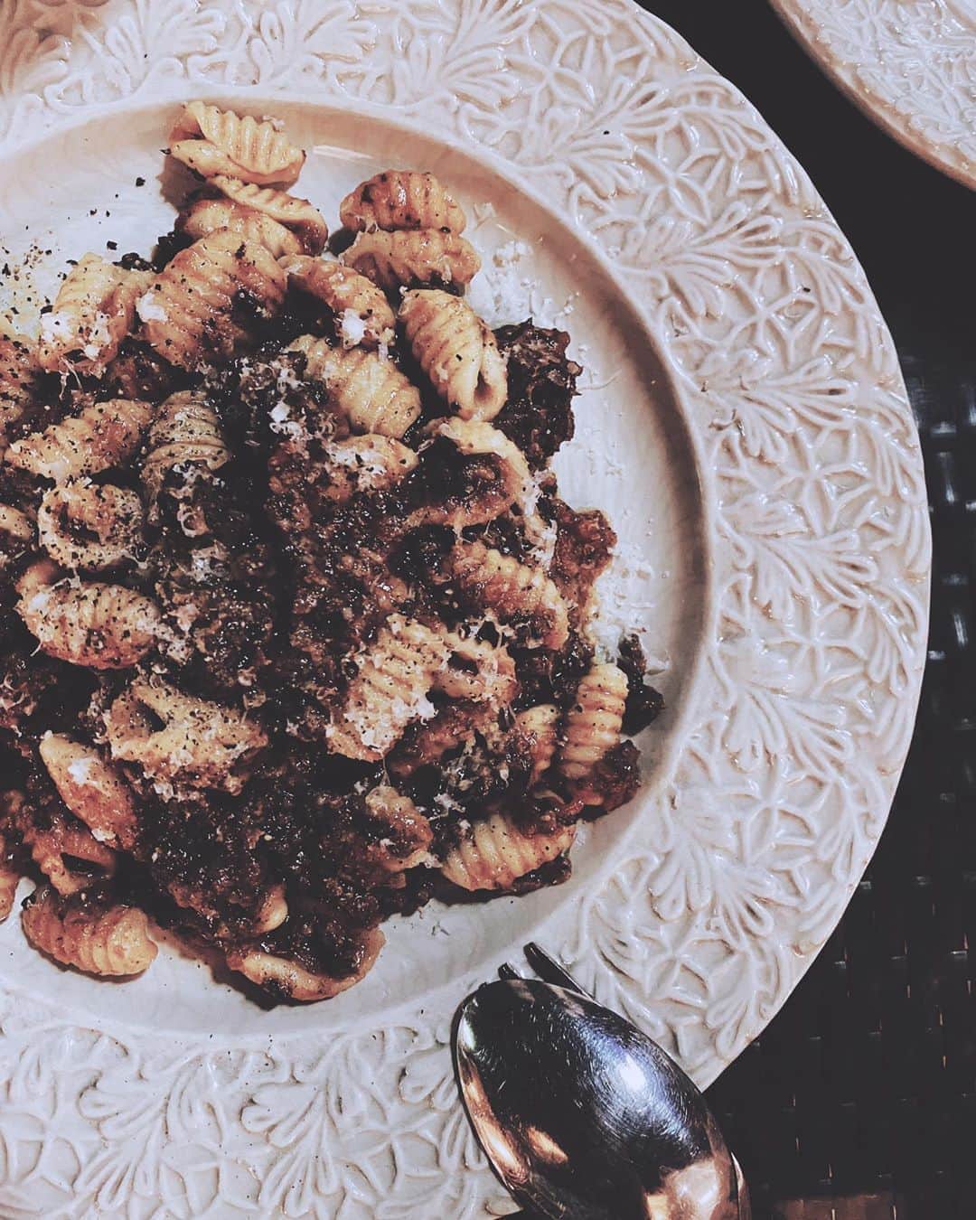 のインスタグラム：「peach flower﻿ ———————————————————————﻿ ﻿ ﻿ ﻿ ﻿ 花のようなカプレーゼ。﻿ 桃とブッラータ。﻿ ﻿ ﻿ ﻿ ﻿ ﻿ #peach #burrata #capresesalad #salad #italian #pasta」