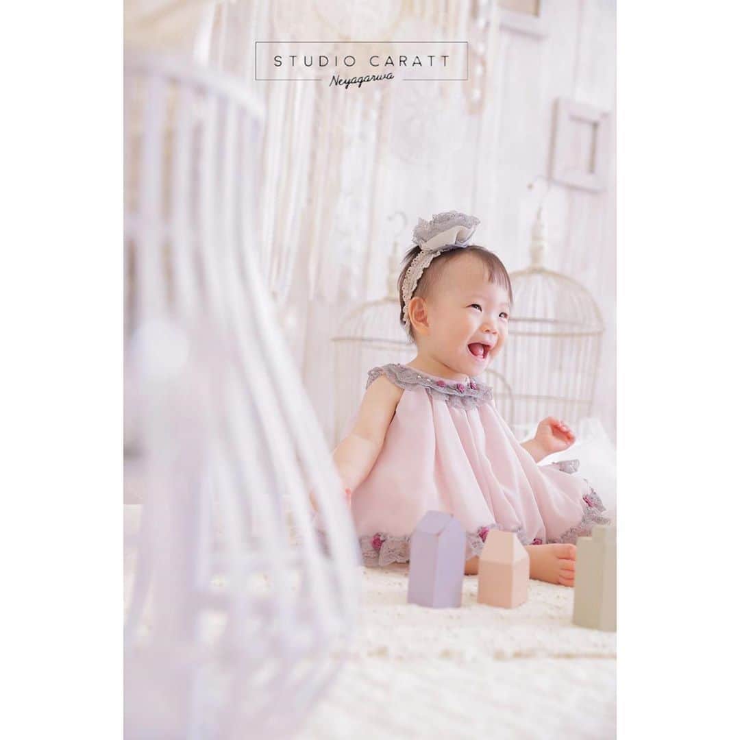 のインスタグラム：「. . 笑顔がとってもカワイイ♡ ご来店ありがとうございました・｡♪*+o . . ◎大好評データプラン◎ ✓撮影全カットデータが付いてくるお得なプラン☆*° ✓とにかくデータで欲しい！ ✓焼き増しをしたい！ ✓ご自身でアルバムを作られてる方 オススメです♡ . ごきょうだい撮影やご家族撮影もできちゃいます！︎︎☺︎ さらにデータプランならご家族の記念撮影がご一緒に出来ます☆*。  是非ご予約お待ちしております♡ ※開催期間によって料金が変わってきますので、お早めのご撮影がお得でオススメです・｡♪*+o . . #スタジオキャラット #スタジオキャラット寝屋川 #キャラット #キャラット寝屋川 #フォトスタジオ #キッズフォトスタジオ #キッズスタジオ #寝屋川 #フォトスタジオ大阪 #ベビー #ベビーフォト #ベビー撮影 #ベビーのいる生活 #天使のいる生活 #ファインダー越しの私の世界 #カメラ好きな人と繋がりたい #カメラマンさんと繋がりたい #カメラ女子 #フォト #フォトグラファー #フォトジェニック #photography #photooftheday #photo_jpn #instafashion #instababy #babygirl #babystagram #babyphotography」