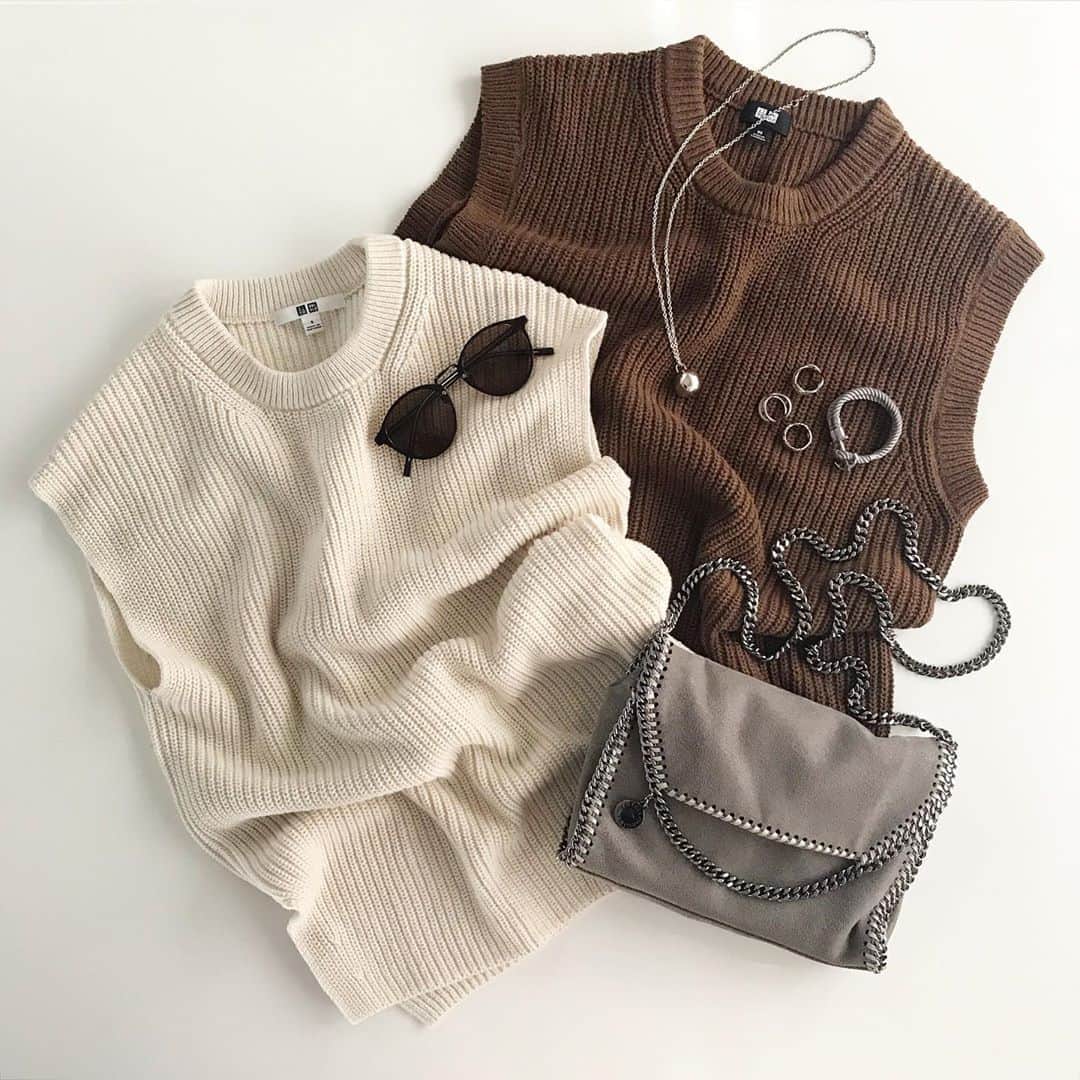のインスタグラム：「* 🦙🐂🍂 今から着れる秋ニットが欲しくて最近New inした @uniqlo の秋色ベスト2枚。 * レディースの #コットンブレンドサイドスリットベスト とメンズの #オーバーサイズクルーネックベスト 😘 * どちらともしっかりしたローゲージの編地とシックなカラーでかなりの高見え。 でも形は似てるようでそれぞれ全く違うのが👍💕 * またこれからちょこちょこコーデに登場させます😉 * * knit… @uniqlo @uniqlo_ginza bag… @stellamccartney necklace… @chieko6 * * * #outfitoftoday #4yuuu #mineby3mootd #uniqloginza2020fw #uniqloginza #秋物新作 #購入品紹介 #購入品記録 #置き画コーデ #置き画くらぶ #uniqloコーデ #ユニクロコーデ #ユニクロニット族 #ユニクロ購入品 #今日のコーディネート #シンプルコーディネート #ニットコーデ #大人女子コーデ #大人シンプルコーデ #アラフォーママコーデ #30代ファッション #ユニジョ #秋ファッション #秋コーディネート #メンズを着こなすユニジョ #ユニクロ新作 #ベストコーデ」