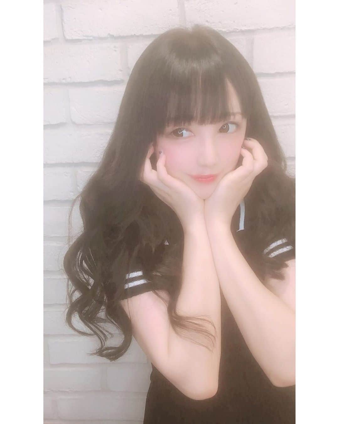 ちゃんもも◎さんのインスタグラム写真 - (ちゃんもも◎Instagram)「ダークブラウン、エクステ60本✨ 元の長さは肩下です◎ ほんとにサラサラで地毛になじむし最高😭 トリートメントと頭皮クレンジングで顔のむくみが取れて目が大きくなるから大事な日の朝とかまた行きたいな🥺✨ 顔つき全然ちがくなるし、めちゃくちゃ気持ち良かったです💐  担当は、 渋谷 VAICE @vaice_kazu さん😌🙏✨ オープンおめでとうございます💪」8月29日 10時41分 - xchanmomox