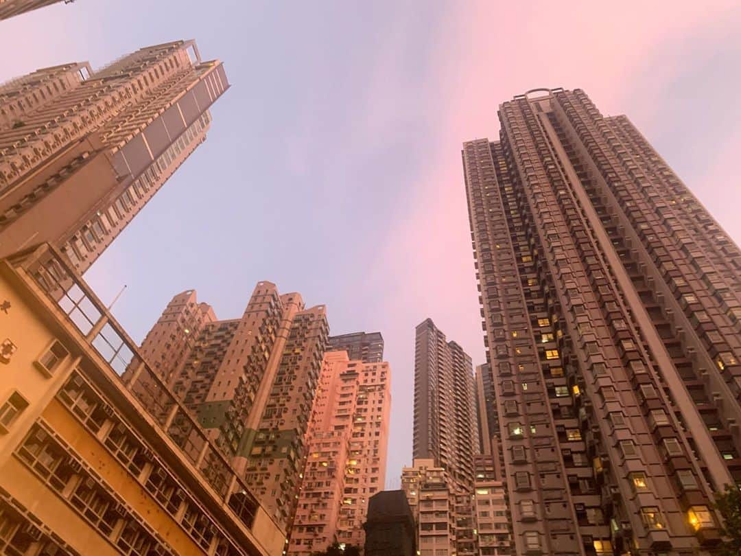 小笠原エリイさんのインスタグラム写真 - (小笠原エリイInstagram)「Good morning 🌅 週末ですね！この写真は夕方に撮った写真で加工はしてません✨香港には綺麗な空があります！ピンク、レッド、パープル、日によって変化します☺🍑🍇私も時代と共に変化できる人間でありたいな✨さて朝ご飯を作って運動してきます😁🥢 ・ ・ #hongkong #weekend #hongkongphoto #hongkongview #sunset #beaytiful #food #hongkongmodel #italian #goodmorning #haveaniceday #hongkonglife #photography #時代と共に進化しなければならない #香港 #小笠原エリイ #ゆっくり前に進もう #夕日 #香港景色」8月29日 10時45分 - ogasawaraerii__