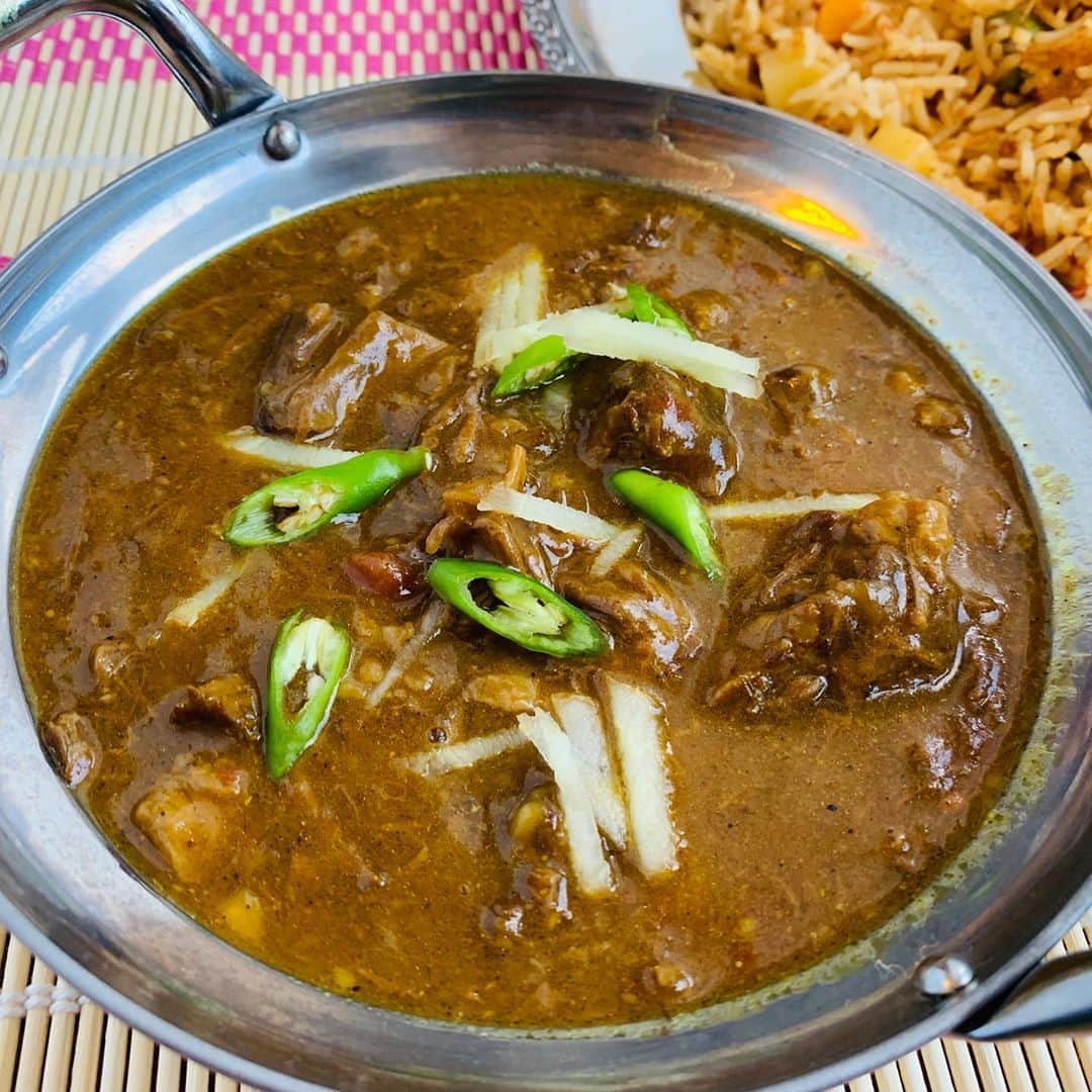 一条もんこさんのインスタグラム写真 - (一条もんこInstagram)「ビーフニハリ。 パキスタン料理です。  ニハリは一晩煮込んだ、という意味を持つくらい肉もグレイビーもトロットロで旨味のあるカレーです。 本来は時間も手間もかかるのですが、美味しさはそのままで、1時間半で作れるレシピに仕上げてます。 #カレー#curry#ビーフニハリ#パキスタン料理#スパイス#スパイス料理#ニハリ#牛肉#牛スネ#髄#コラーゲン#創作料理#自作#ビーフカレー#時短でパキる#一条もんこ」8月29日 10時56分 - monko1215