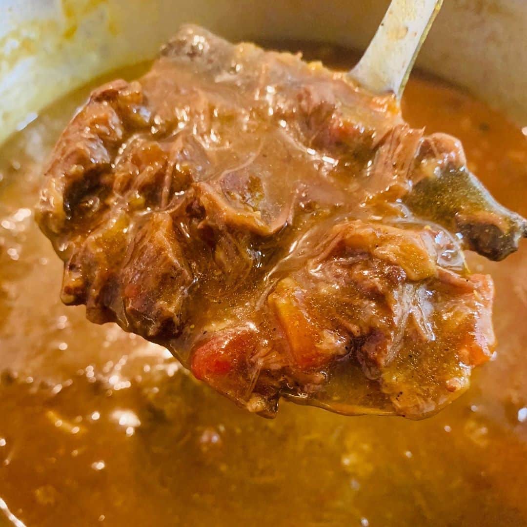 一条もんこさんのインスタグラム写真 - (一条もんこInstagram)「ビーフニハリ。 パキスタン料理です。  ニハリは一晩煮込んだ、という意味を持つくらい肉もグレイビーもトロットロで旨味のあるカレーです。 本来は時間も手間もかかるのですが、美味しさはそのままで、1時間半で作れるレシピに仕上げてます。 #カレー#curry#ビーフニハリ#パキスタン料理#スパイス#スパイス料理#ニハリ#牛肉#牛スネ#髄#コラーゲン#創作料理#自作#ビーフカレー#時短でパキる#一条もんこ」8月29日 10時56分 - monko1215