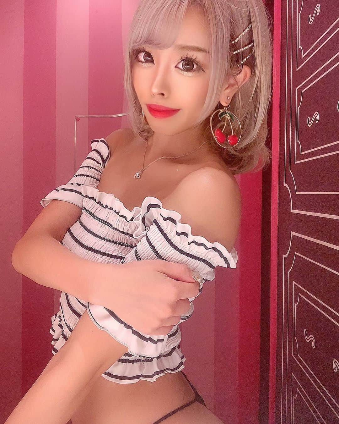 あんじゅのインスタグラム：「♡ ． 🤍🖤🤍🖤 ． ．  #Burlesque #バーレスク #バーレスク東京 #大阪 #バーレスク大阪 #北新地 #六本木 #キャバ嬢 #ホスト #歌舞伎町 #ダンサー #Japanesegirl #自発ください  #ギャルメイク #グラビア  #金髪ボブ #ギャル #加工厨 #ジャニオタ #スレンダー #エロ可愛い #ビキニギャル #撮影会 #雰囲気好きな人いいね #自撮り界隈 #1mmでもいいなと思ったらいいね #被写体  #オフショル #水着ギャル #大阪カフェ巡り」