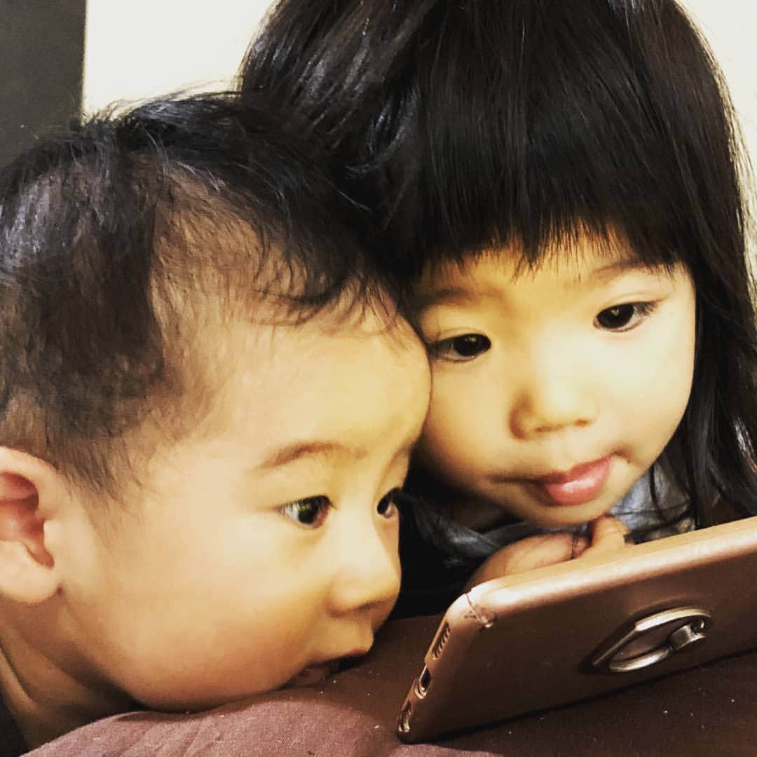 村上福之のインスタグラム：「ネット歴わずか三年の3歳児が生後三ヶ月の弟にスマホでyoutube を教えてる。令和ってすごいな。かわいいけど。」