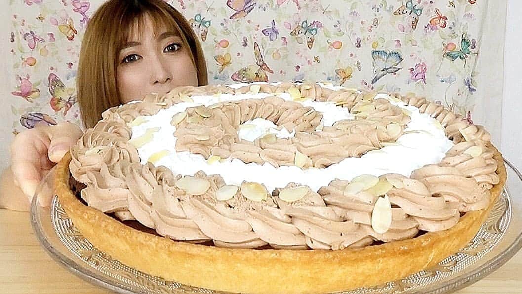 石関友梨のインスタグラム：「YouTube！期待の超超超ハイカロリー！コストコの新商品タルト★  #コストコ #コストコスイーツ #チョコココタルト #プロフィールからYouTube飛べます #大食い #生クリーム凄い」