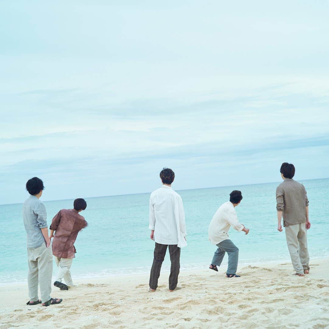 嵐（ARASHI）さんのインスタグラム写真 - (嵐（ARASHI）Instagram)「撮影の合間に水切りをして遊んでる5人😂 In the midst of filming, just 5 guys skipping rocks😂 #ARASHISUMMER #INTHESUMMER #嵐 #ARASHI」8月29日 11時13分 - arashi_5_official