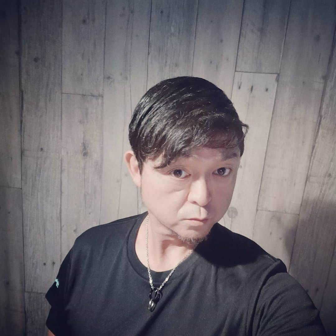 松本隆博のインスタグラム：「。 今日はこの髪型で Liveしようかな… (˙◁˙)   1430開場 1500開演 です  今日はサイコーのLiveに なるでしょう～  リハしてきます♪  ～人生遊歩道～」