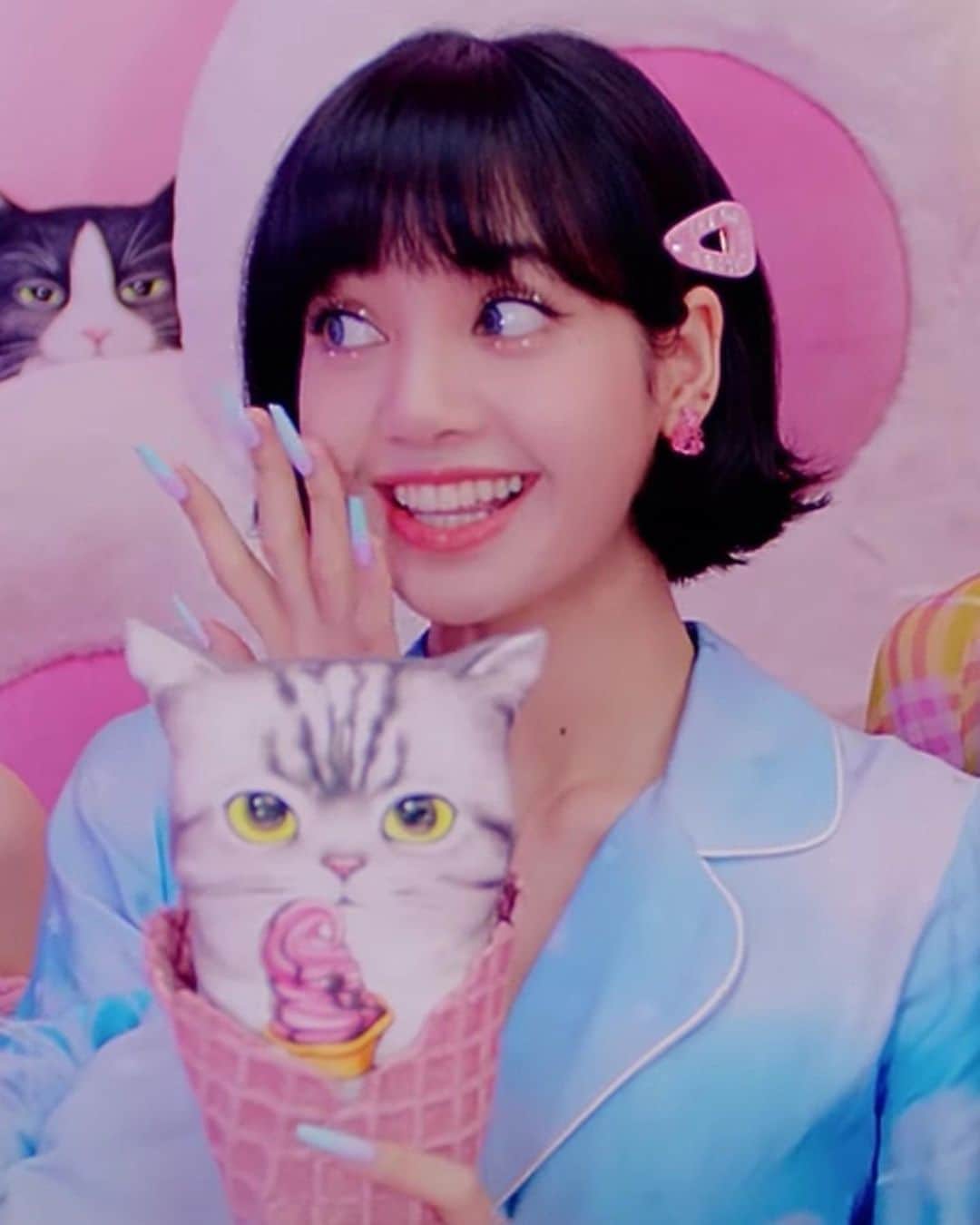 のインスタグラム：「@lalalalisa_m in “Dreamer PJ Blouse” from #SretsisFW20 in @blackpinkofficial latest MV “Ice Cream” 😋🍦 #FW20TheDreamers #BlackPink #Lisa」