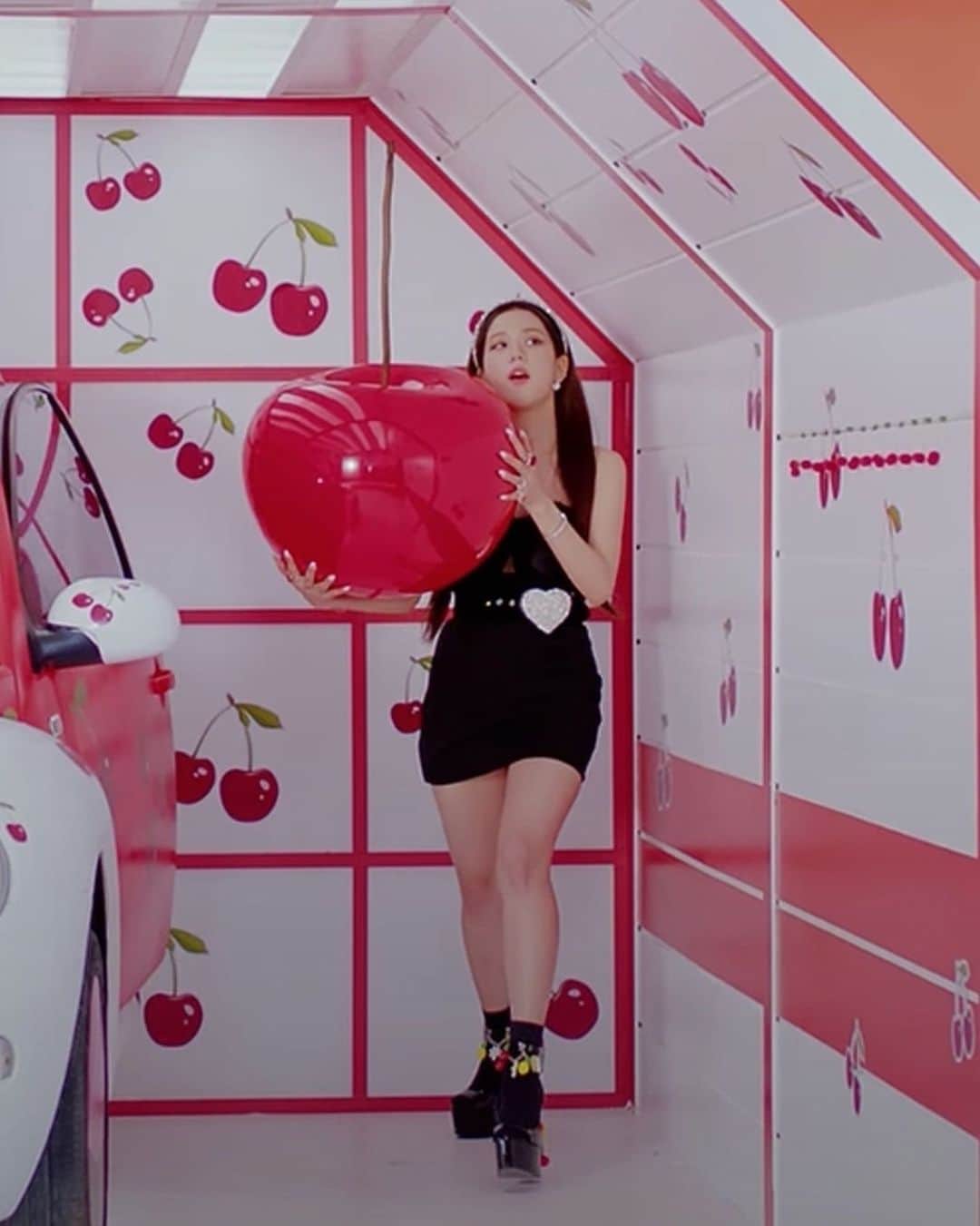 のインスタグラム：「@sooyaaa__ in #SretsisFW20 “Heart Sparks Belt” in @blackpinkofficial latest MV “Ice Cream” 😋🍦 #FW20TheDreamers #BlackPink #Jisoo」