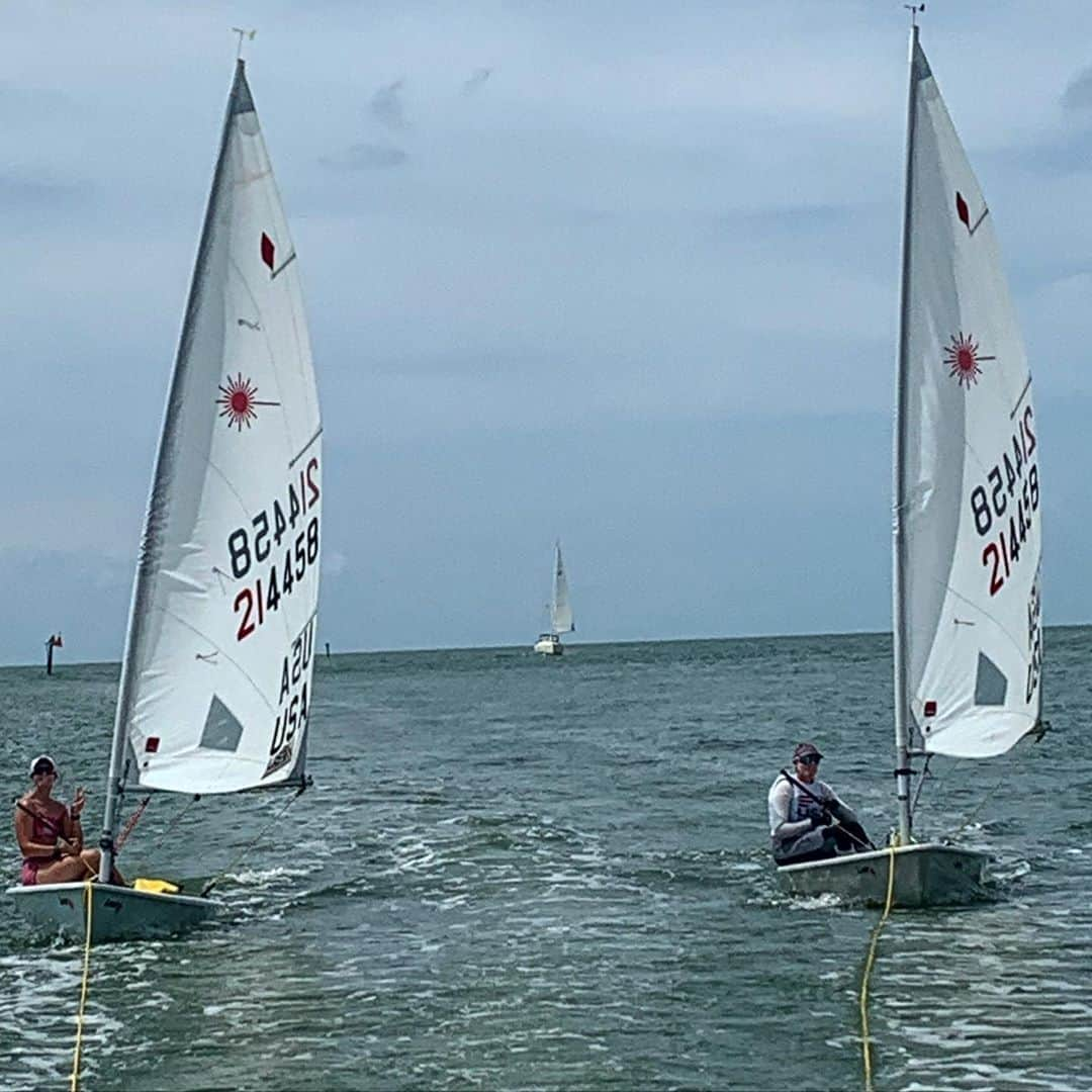 ペイジュ・レイリーさんのインスタグラム写真 - (ペイジュ・レイリーInstagram)「Coach tows us around so we know the meaning of going fast in a laser radial. PS I really came to #sunbathe • • • #spotthedifference #sail #teamusa #training #lovefl #hotterthanhell #friyay」8月29日 11時10分 - paigeraileysailor