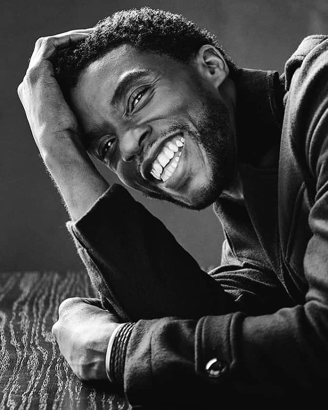 チャドウィック・ボーズマンのインスタグラム：「It is with immeasurable grief that we confirm the passing of Chadwick Boseman.⁣ ⁣ Chadwick was diagnosed with stage III colon cancer in 2016, and battled with it these last 4 years as it progressed to stage IV. ⁣ ⁣ A true fighter, Chadwick persevered through it all, and brought you many of the films you have come to love so much. From Marshall to Da 5 Bloods, August Wilson’s Ma Rainey’s Black Bottom and several more, all were filmed during and between countless surgeries and chemotherapy. ⁣ ⁣ It was the honor of his career to bring King T’Challa to life in Black Panther. ⁣ ⁣ He died in his home, with his wife and family by his side. ⁣ ⁣ The family thanks you for your love and prayers, and asks that you continue to respect their privacy during this difficult time. ⁣ ⁣ Photo Credit: @samjonespictures」