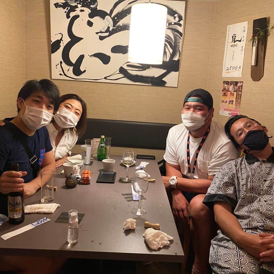 のインスタグラム：「ソーシャルディスタンスで距離を取っても、友情は離れないと、シミジミ。  マスクしても想いは届く。と知った夜。僕の人生が大きく動いた夜。かも。  Be Strong,Be Better  皆さんが健康でありますように！  #ラグビー #rugby #東京 #Tokyo #友達 #Friends #生き方 #ダサい #人生が動いた #かも #心は動きました #ソーシャルディスタンス #SocialDistance」