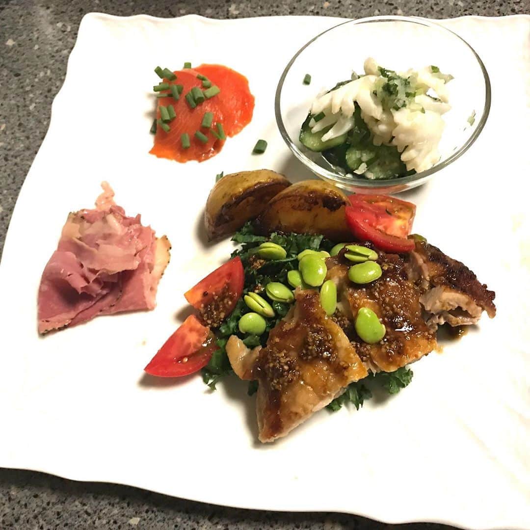 土屋眞弓のインスタグラム：「カフェ風に✨  ワインのお供です🥂  パリパリチキンワインビネガーソース じゃがいものソテー ケールと枝豆のサラダ スコティッシュコーンドビーフ 天然紅鮭のスモーク イカと胡瓜の塩麹和え  #oneplatedish」