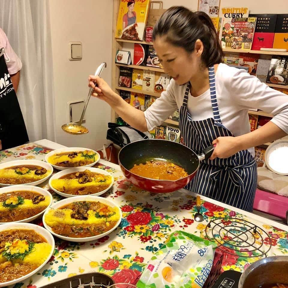 一条もんこさんのインスタグラム写真 - (一条もんこInstagram)「カレー教室。 今週はポークビンダルレッスンです。  時間差でどんどんスパイス感と酸味が変わるデリケートなスパイスカレー。味の変化を知っておくと提供の仕方も変わりますね。 一条もんこ料理教室 専用Twitter@SpiceLife7 #料理教室#ポークビンダル#スパイスライフ#SpiceLife#カレー教室#カレー#curry#スパイス#スパイス料理#渋谷#会費¥3000#予約制#アットホームすぎる#楽しい時間#一条もんこ」8月29日 11時22分 - monko1215