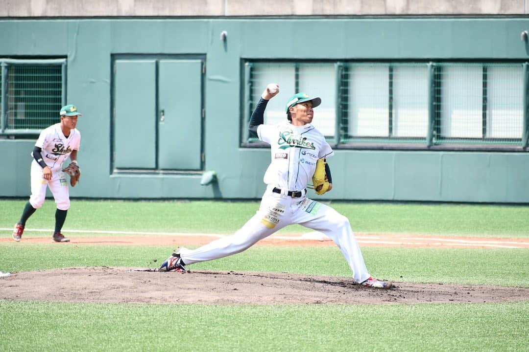 大西宏明さんのインスタグラム写真 - (大西宏明Instagram)「ノーヒットノーラン⚾️  参考記録以外で初めて携わった🤩  8/22日の試合でウチの選手がノーヒットノーランを達成しました✨✨ リーグ史上初という快挙を成し遂げました‼️  河内山投手！！ 常に自分でやるべき事を理解して1人黙々と練習に取り組む！ 尊敬する選手の1人です⭐️  改めておめでとう🎊  これからもチームの見本となって！まだまだ成長して下さい👍  #ノーヒットノーラン #河内山拓樹  #堺シュライクス #さわかみ関西独立リーグ  #リーグ発足 #リーグ史上初 #快挙  #独立リーグ #野球 #プロ野球 #目標に向かって  #おめでとう #野球好きな人と繋がりたい  #早速 #球団 #記念グッズ販売　🤗 #ホームページ　見て #smile #ほなっ！！」8月29日 11時18分 - ohnishi_hiroaki_0428