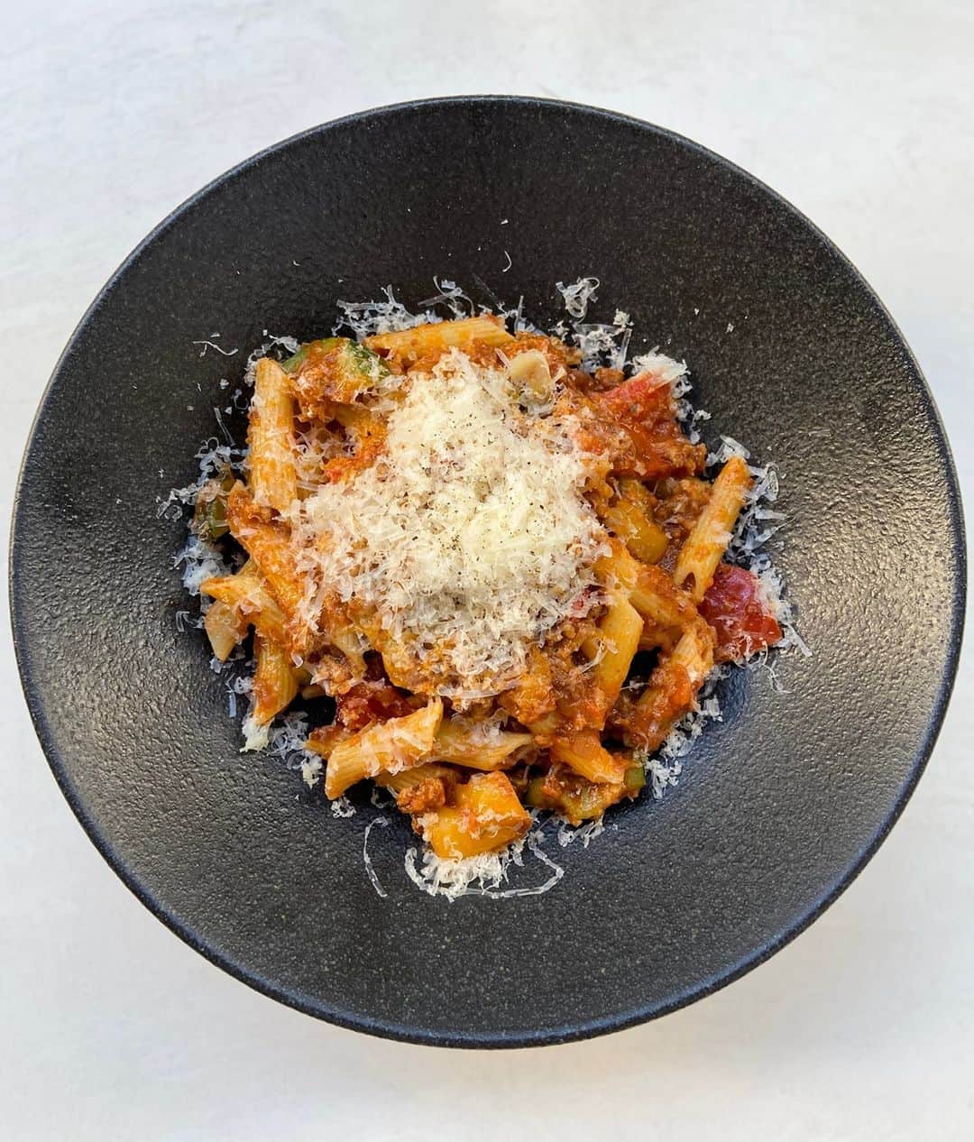 Courtyard by Marriott Tokyoのインスタグラム：「ラヴァロック　ランチ 11:30～14:30（L.O.14:00) 平日 🍽️--6種類のランチセットに週替わりパスタが加わってリニューアル -😀 8月31日の週替わりランチはペンネボロネーゼ！  垂涎のパスタ！ 新鮮なグラウンドビーフ、ズッキーニ、赤唐辛子を詰めたボリュームのあるボロネーゼは、パスタ好きにおすすめの一品です。  LAVAROCK Lunch 11:30～14:30（L.O.14:00) Weekdays 🍽️--Weekly Pasta starting next week 8/31-😀  Penne Bolognese A pasta to drool for! Filled with fresh grounded beef, zucchini and red pepper, this volume filled bolognese is perfect for any occasion.  #ランチ #日本橋 #銀座 #レストラン #タイ料理 #オフィスランチ #ホテル #東京駅 #京橋グルメ #京橋 #牛肉 #ランチ #東京 #マリオット #ランチセット #丸の内ol #東京駅 #京橋グルメ #京橋 #東京 #丸の内 #OL #美味しい #tasty #アメリカン #ペンネ #パスタ #ペンネ #Penne #Pasta #パスタ」