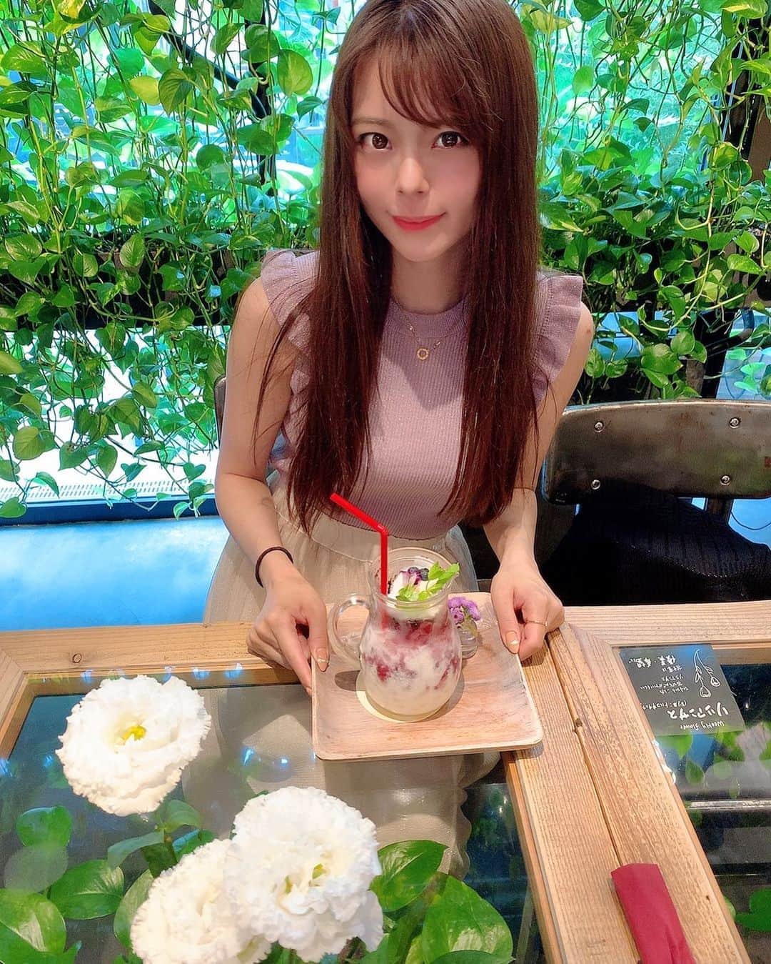 のインスタグラム：「お花とはせめぐ💐🌻🌼 . . #青山フラワーマーケットカフェ  #cafe」