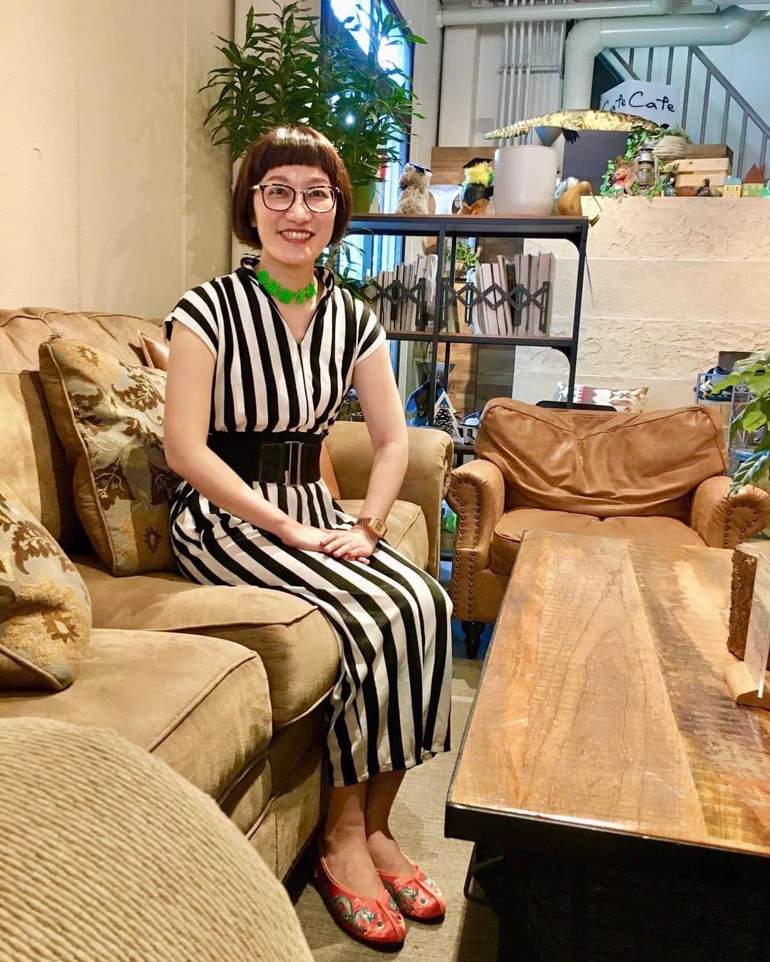 松浦志穂のインスタグラム：「先日はチャイナシューズ👠を履いてとっても美味しい小籠包を食べ、その後お洒落カフェで @teambanana_yamada  さんという方に取材していただきました。聞き上手、お話上手な方で思わず話が弾み過ぎてその内容はどこにも載せれないと思います。」