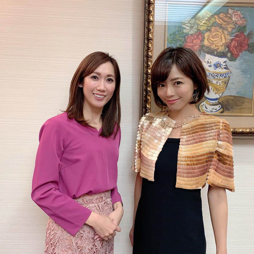 丹羽真由実さんのインスタグラム写真 - (丹羽真由実Instagram)「. . 先日、今年の秋のJRA中京競馬も 無観客で行われる事が発表されました🏇 . このような状況なので仕方がないのですが 春に続いてまたもや お馬さんや皆さんに会えません…残念😭 また、競馬場で競馬が楽しめる日が来ますように‼️ その日に向けて感染対策 より気を引き締めて頑張ります🐴 . 写真は去年の冬の中京競馬での1コマ。 釈由美子さんトークショーの司会をしました🎤 ビギナーズラックで万馬券当てた事あるんですって！ めちゃくちゃお顔が小さくて スタイル良くってお綺麗でした〜😍💕💕💕 再び競馬場でのイベントも 楽しめるようになるといいですね✨ . . #JRA #日本中央競馬会 #中京競馬場  #馬 #競馬 #競馬好きな人と繋がりたい  #釈由美子 さん #トークショー  #司会 #アナウンサー #丹羽真由実 #お疲れ様でした✨」8月29日 11時29分 - mayumi_niwa