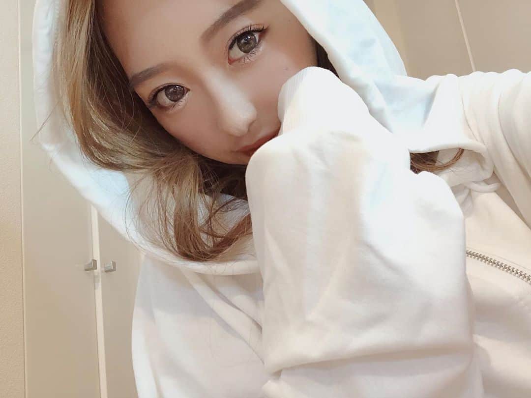のインスタグラム：「暑くて汗かくから付けまつ毛やめた〜🥺💦 代わりに @glowomotesando でアップワードラッシュやってもらった♡メイク楽ちん！マスカラもなーんもしてないよ♡ まつ毛上げてもらってからエクステつけるからめっちゃあがる！！！ 担当してくれた刈屋さんありがとうございました〜😘💕 ・ #マツエク #アップワードラッシュ #表参道 #美容day #まつげパーマ #まつげサロン #まつ育 #glow #omotesando #beautysalon #instagood #makeup」
