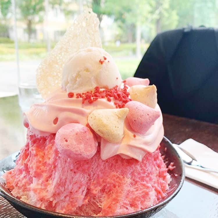 Beaustagrammerさんのインスタグラム写真 - (BeaustagrammerInstagram)「［#cafemiru_愛知］﻿ ——————————————————————﻿ 日々進化する圧巻のスイーツ🍰「フォルテシモ アッシュ」﻿ ﻿ ココナッツがほんのり香るあまおうシロップと、練乳エスプーマは見た目から美しいです☺️💕本格的なスイーツを楽しむことができますよっ🐰🎶﻿ ﻿ ☑︎かき氷・あまおう🍓﻿ ※販売状況は事前にお店へご確認ください。﻿ ﻿ 📍 フォルテシモ アッシュ﻿ ⚪︎住所 /  愛知県名古屋市千種区高見2-1-16﻿ ⚪︎営業時間 / 【火〜金】11:00〜18:00(LO.17:30)【土・日・祝】11:00〜18:30(LO.18:00)﻿ ※現在は営業時間が異なる場合がございますので、事前にご確認ください。﻿ ⚪︎定休日 / 月（祝日の場合は翌火曜日）﻿ ⚪︎アクセス / 池下駅より徒歩10分﻿ ﻿ 【#cafemiru_Aichi】﻿ 📍 Fortissimo h﻿ ◎Open Hours / 【TUE-FRI】11:00〜18:00(LO.17:30)【SAT&SUN】11:00〜18:30(LO.18:00)﻿ ◎closest station / 「Ikeshita」﻿ ﻿ ☕️ @fortissimo_h﻿ 📷 @kanana_gourmet﻿ ———————————————————﻿ Cafemiruでは「#インスタ探検隊」or「#cafemiru」をタグ付けしているカフェ写真から、運営スタッフが厳選してご紹介しています👀🔍」8月29日 11時48分 - cafemiru.jp