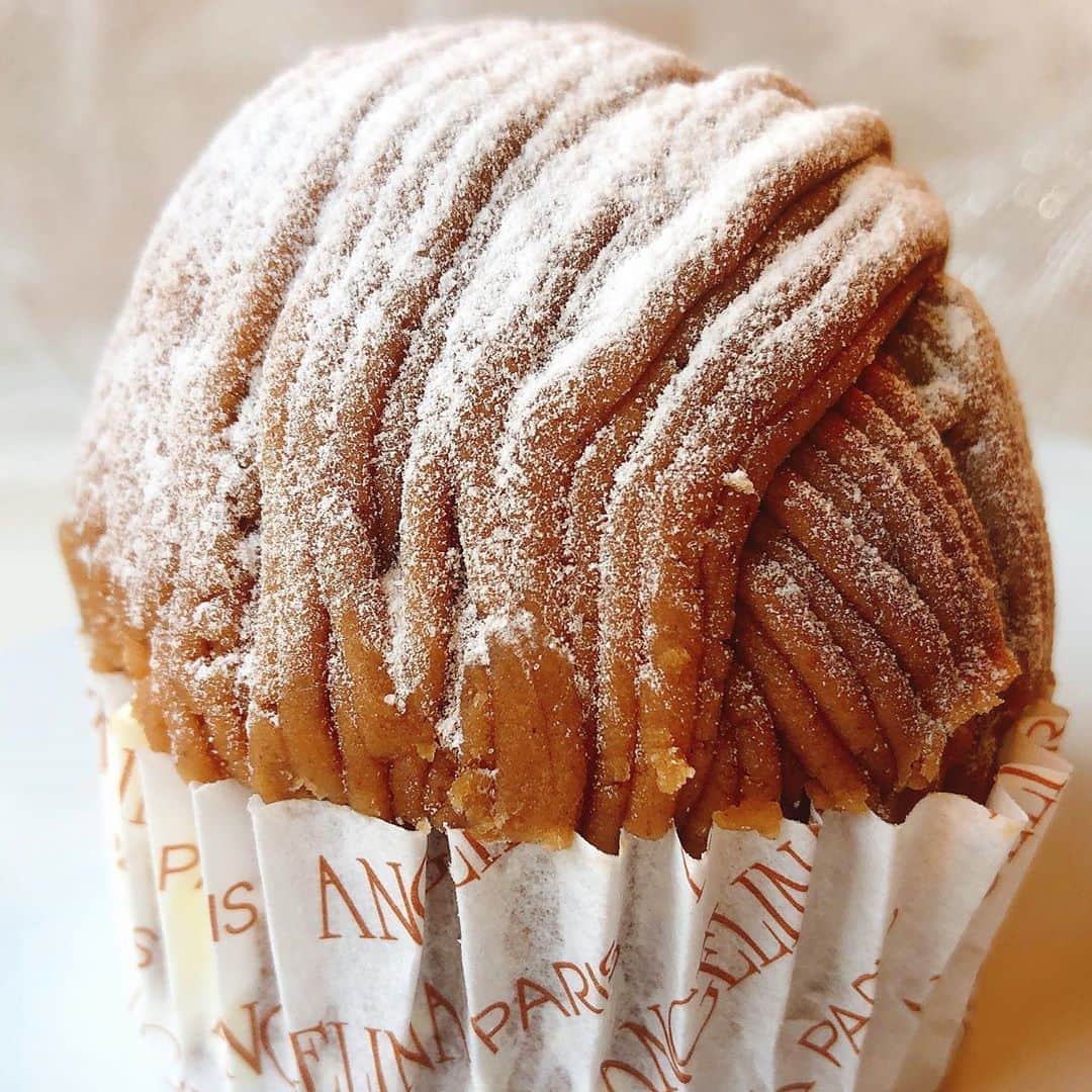 のインスタグラム：「#montblanc #angelina  🌰🇫🇷アンジェリーナのフランス栗モンブランでございます〜 ・ ・ →フランス栗、生クリーム、サクサクのメレンゲ♡定番のシンプルなモンブランですが、ドスンと大きいの おわかり頂けますか〜😆💕  ・ ・ フランスのパリ本店アンジェリーナと同じ大きさなんです。日本では「デミサイズ」と呼ばれるのが通常のサイズ感です。 ・ ・ ２つ並べると、おわかり頂けるかと〜🇫🇷🇯🇵 ・ ・ 最後の2枚は 以前、パリ本店で食べたモンブラン やはり大きい🥺💕💕💕 ・ ・ 気軽にパリに行ける日が 早く戻ってきますように🇫🇷🇯🇵🙏✨✨✨ ・ ・ 午後も楽しみましょうね〜 ・ ・ #アンジェリーナ#日本橋三越#フランス栗のモンブラン  #モンブランの世界#栗#和栗#栗スイーツ#モンブラン#里井真由美#衣替えモンブラン#japan#零食#さといいね#스위트#ありが糖運動#まゆログ#甜食#kimono#kimonostyle#fromgram#Chestnutcake#밤케이크#フードジャーナリスト里井真由美#断面モンブラン#蛋糕#断面フェチ#栗子蛋糕」