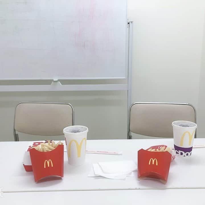 イルサローネ イドムンのインスタグラム：「マクド大好き、くるくる木下だムーン🍟🦁😛  #カズレーザー #安藤なつ #メイプル超合金 #イルサローネ #イルサローネ平野 #イルサローネ平野店 #イルサロ #イルサ #アサヒディード #平野区 #パチンコ #スロット」
