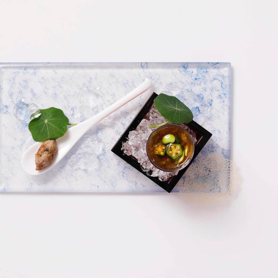 hotel nikko kanazawa ホテル日航金沢さんのインスタグラム写真 - (hotel nikko kanazawa ホテル日航金沢Instagram)「. 和牛も海鮮も贅沢に🍽 . 29階『銀杏』にてご好評ご提供中の"里山 里海～さとやま さとうみ～" . シェフが厳選した上質な食材を目の前で1皿ずつ丁寧に仕上げていきます。 メインのお肉はお好みの肉質からお選びいただけます！ . 旬の食材を使用した上質なコースをお愉しみください☺️✨ . . #ホテル日航金沢#銀杏#鉄板焼#里山里海#能登牛#黒毛和牛#ステーキ#高層階#ホテルディナー#ホテルランチ#金沢グルメ#金沢ディナー#金沢ランチ#金沢#hotelnikkokanazawa#icho#hotellunch#hoteldinner#kanazawa」8月29日 11時56分 - hotelnikkokanazawa