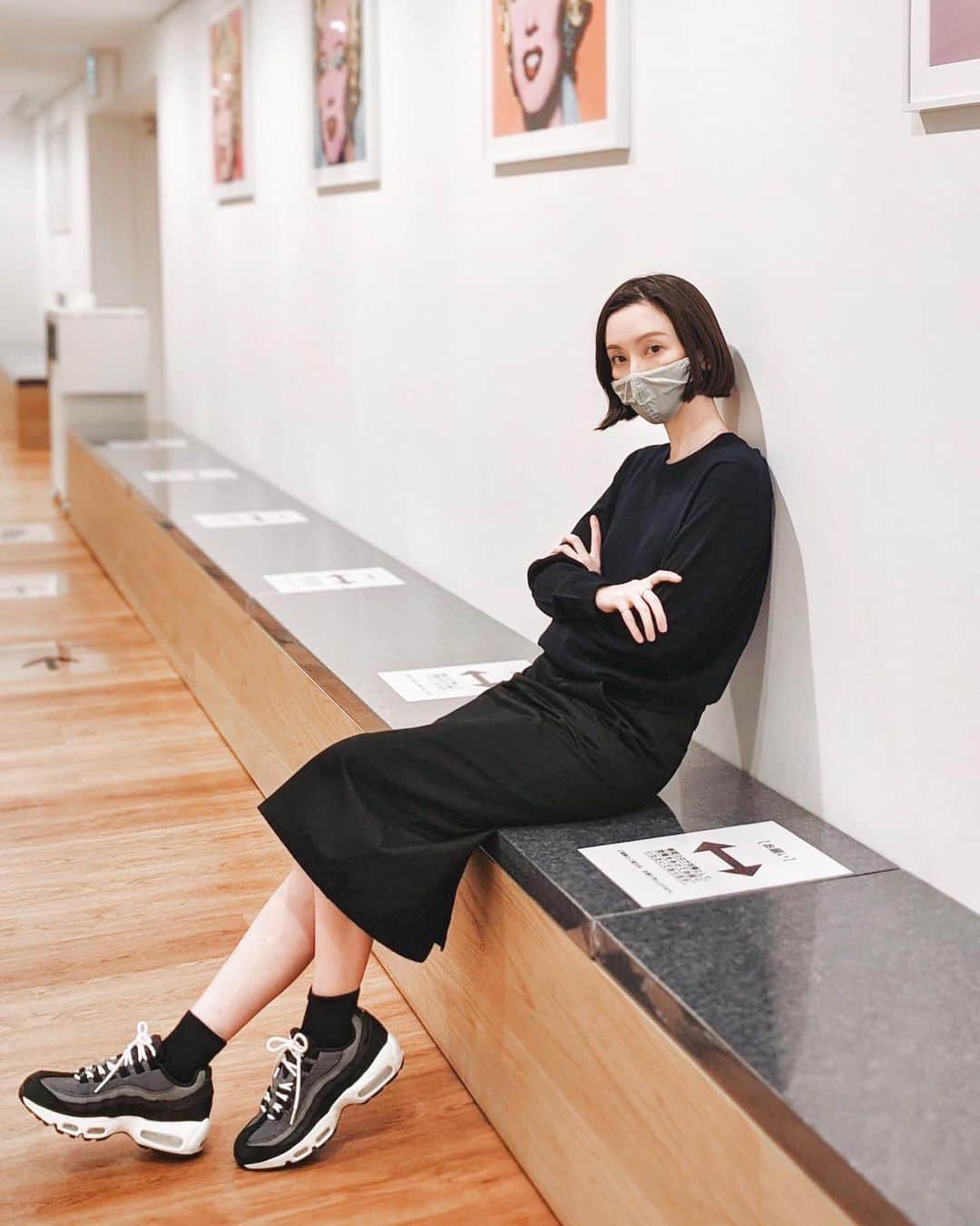 前田紀至子のインスタグラム：「噂のUNIQLO TOKYOに漸く行けました。 売場面積約1500坪のグローバル旗艦店なのにとても見やすい。狙っていたイネスのカシミアニットだって早々に発見して試着、購入。  ソーシャルディスタンスも完璧な、ニューノーマルショッピング。 #UNIQLOTOKYO#uniqlolifewear」