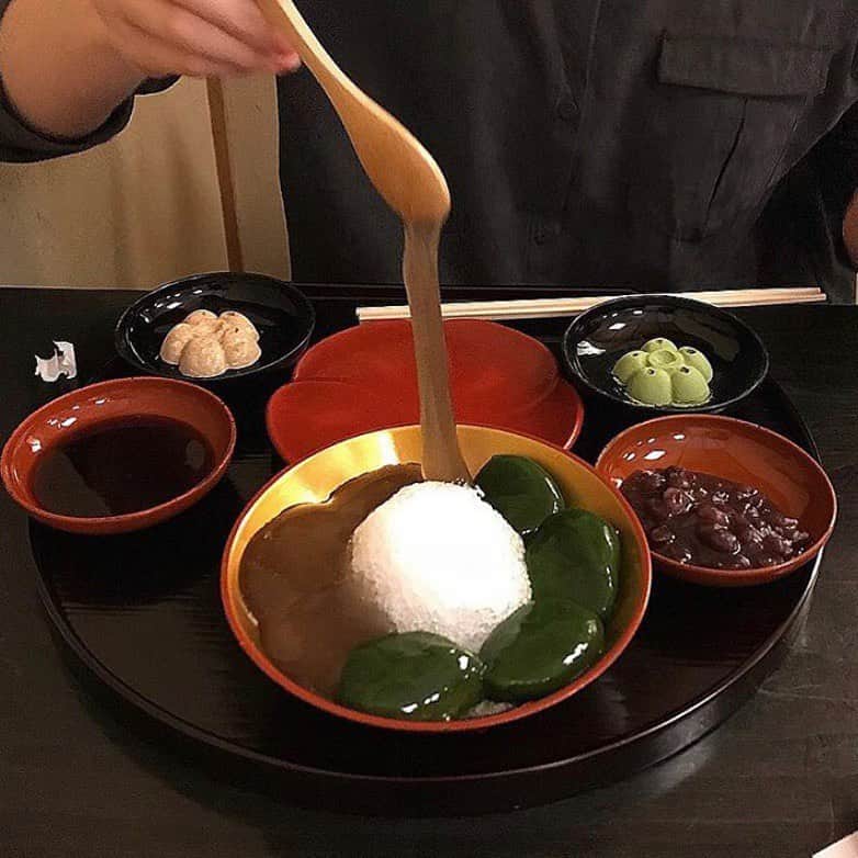 関西LIFE－homelife－のインスタグラム：「【京都府・京都市】 生わらび餅が頂ける【ぎおん徳屋】 . 祇園四条にある行列で(？)有名な徳屋さんで本わらび餅と本くず餅の合い盛りを頂きました！ そのままでも和三盆が練りこまれているので、そのままでも美味しいのですが、 きな粉や黒蜜と一緒に頂くとその美味しさが倍増！ 大満足の一膳でした( *´艸｀) . . @homelife_local では #homelife_京都 では京都のいいところを紹介していきます。みなさんの大好きな京都を教えてください。 . . #ぎおん徳屋 #徳屋 #祇園四条 #わらび餅 #くずもち #本わらび餅と本葛餅合い盛り#京都和菓子 #行列 #和菓子 #京都市内グルメ #和カフェ #京都カフェ部 #グルメ #京都 #幸せ #京都グルメ #京都カフェ #京都女子会 #京都 #京都旅行 #京都観光 #そうだ京都行こう #観光 #旅行 #京都 #kyoto #japan #japantrip #japantrip2020」