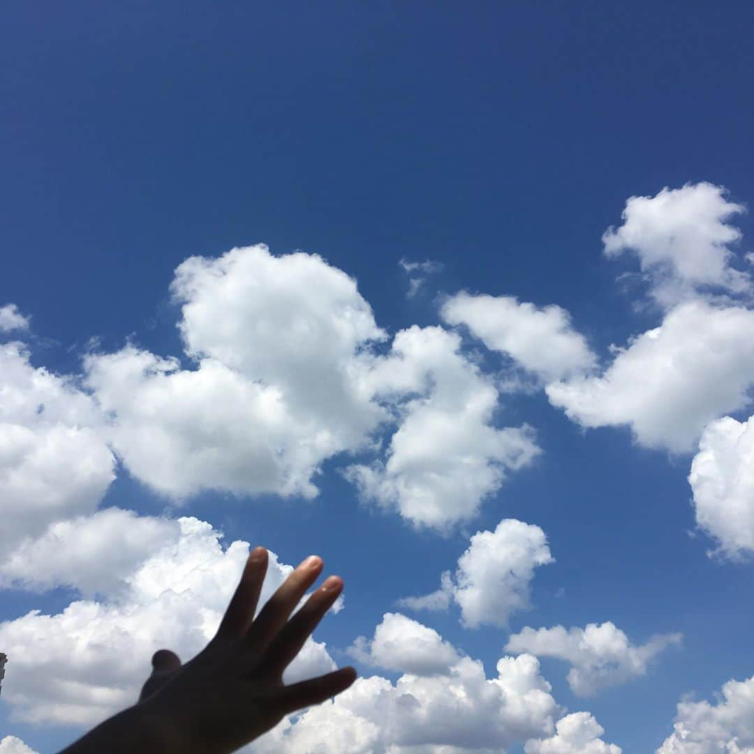 平野由実さんのインスタグラム写真 - (平野由実Instagram)「#加工なしの空  #空 #sky #雲 #☁️  大阪は暑い。 雲が可愛い空です。」8月29日 11時54分 - yumi_hiranoo