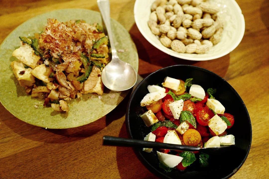 のインスタグラム：「鎌倉のお野菜🌈色鮮やかで、味も濃くておいしい。 「ニュー農マル」というプロジェクトのお野菜をいただきました。 今の私の目標は、息子に畑へ行って自分でお野菜をとってもらうこと。息子も毎日畑に行きたいと言っています。 そんな気持ちが叶えられて、消費者さん、農家さん、みんながハッピーになるプロジェクト。 なおさら、お野菜をおいしく感じれて、感謝の気持ちでいっぱいになります。 . . . #ニュー農マル #鎌倉野菜 #みさこクッキング #2色ゴーヤちゃんぷるー #カプレーゼ #落花生」