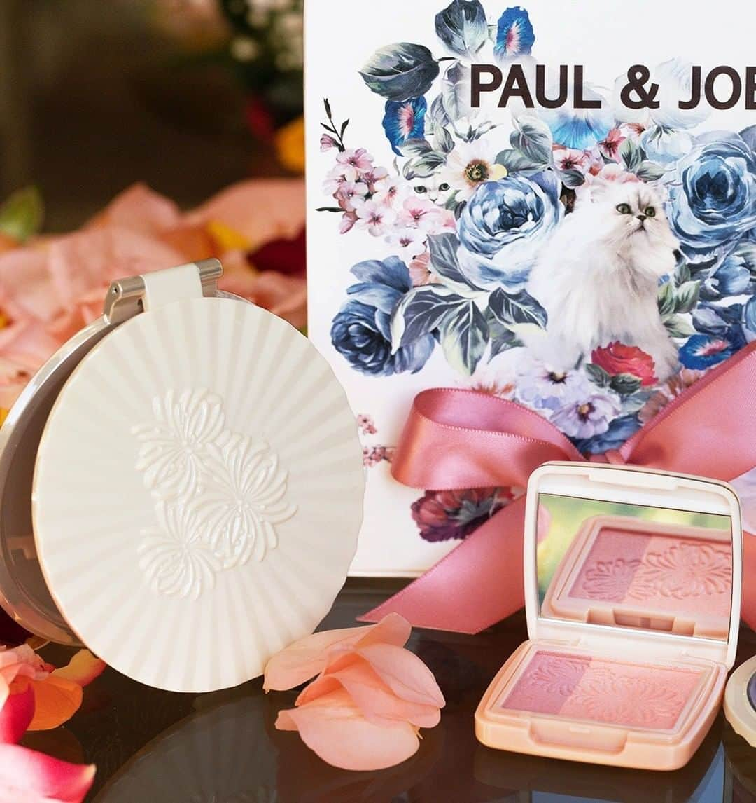 PAUL & JOE BEAUTEさんのインスタグラム写真 - (PAUL & JOE BEAUTEInstagram)「In a pinch? Gift giving is a breeze with Paul & Joe.  Pillowy soft powders light up the cheeks or eyes with wearable, but vibrant colors. Pair it with a timeless accessory like our retro-chic Beauty Mirror and a charming wrapping box, and voila, you have a unique and special gift♪  ■Powder Blush 02 ■Eye Color Duo 05　 ■Beauty Mirror  ■Wrapping Box M  こんなギフトはいかが？  頬にふわっと表情を咲かせる やわらかな色合いのパウダーチークや 透明感のあるクリアな目もとに見せてくれる デュオタイプのアイカラー。  ミラーと一緒にラッピング ボックスに入れれば とっておきのギフトの出来上がり♪  ■パウダー ブラッシュ 02 ■アイカラー デュオ　05　 ■ビューティー ミラー ■ラッピング ボックス M  #PaulandJoe #paulandjoebeaute #ポールアンドジョー #new #autmncollection #autumn #autumnmakeup #lipstick #mattelipstick #eyeshadow #eyemakeup #eyecolor #beautiful #beauty #instagood #instabeauty  #美容 #美肌 #ツヤ肌 #透明感 #コスメ垢 #デパコス#ギフト#プレゼント#gift#giftwrapping」8月29日 12時00分 - paulandjoe_beaute