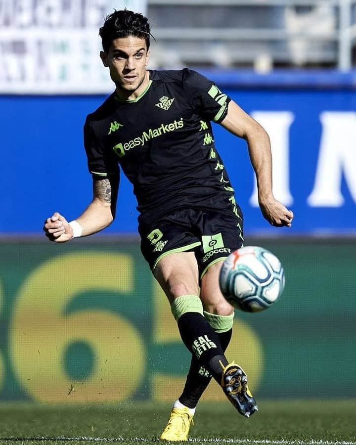 LFPさんのインスタグラム写真 - (LFPInstagram)「A 🔝 defender! 💚 • ¡Un defensa 🔝! ⚪ • #Bartra #RealBetis #LaLiga #LaLigaSantander #Football」8月29日 12時00分 - laliga